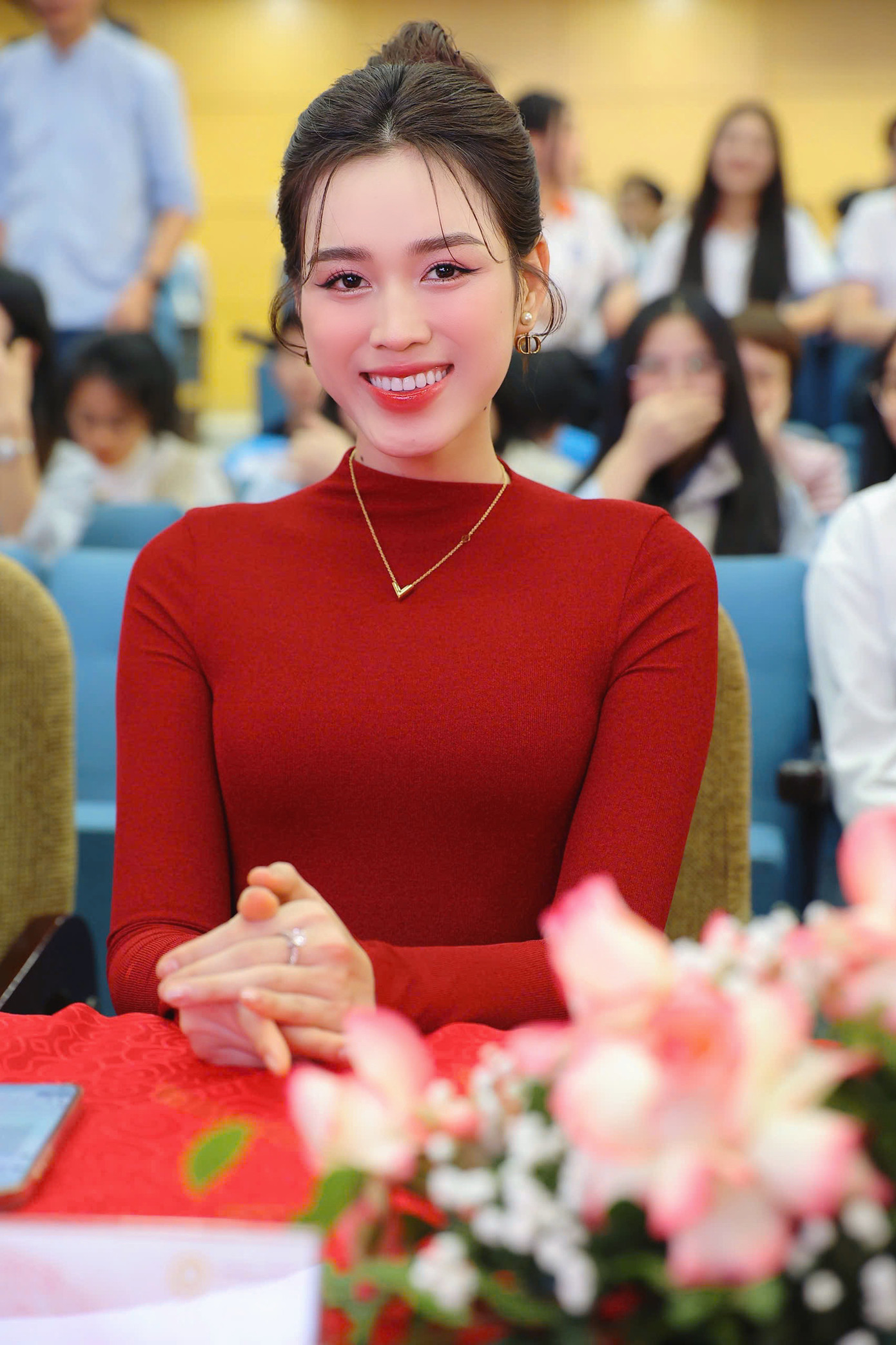 Nhớ lại hành trình thi hoa hậu năm 2020, Đỗ Thị Hà cho biết khi đó cô như trang giấy trắng, không có mối quan hệ, bắt đầu từ con số 0. "Tuy nhiên tôi vẫn tự tin vì thấy rằng mình có tố chất, về cả ngoại hình và học vấn. Thanh xuân của người con gái chỉ trải qua một lần, tôi chọn có thật nhiều trải nghiệm và Hoa hậu Việt Nam là trải nghiệm đầu đời của tôi, và nó rất tuyệt", cô chia sẻ.