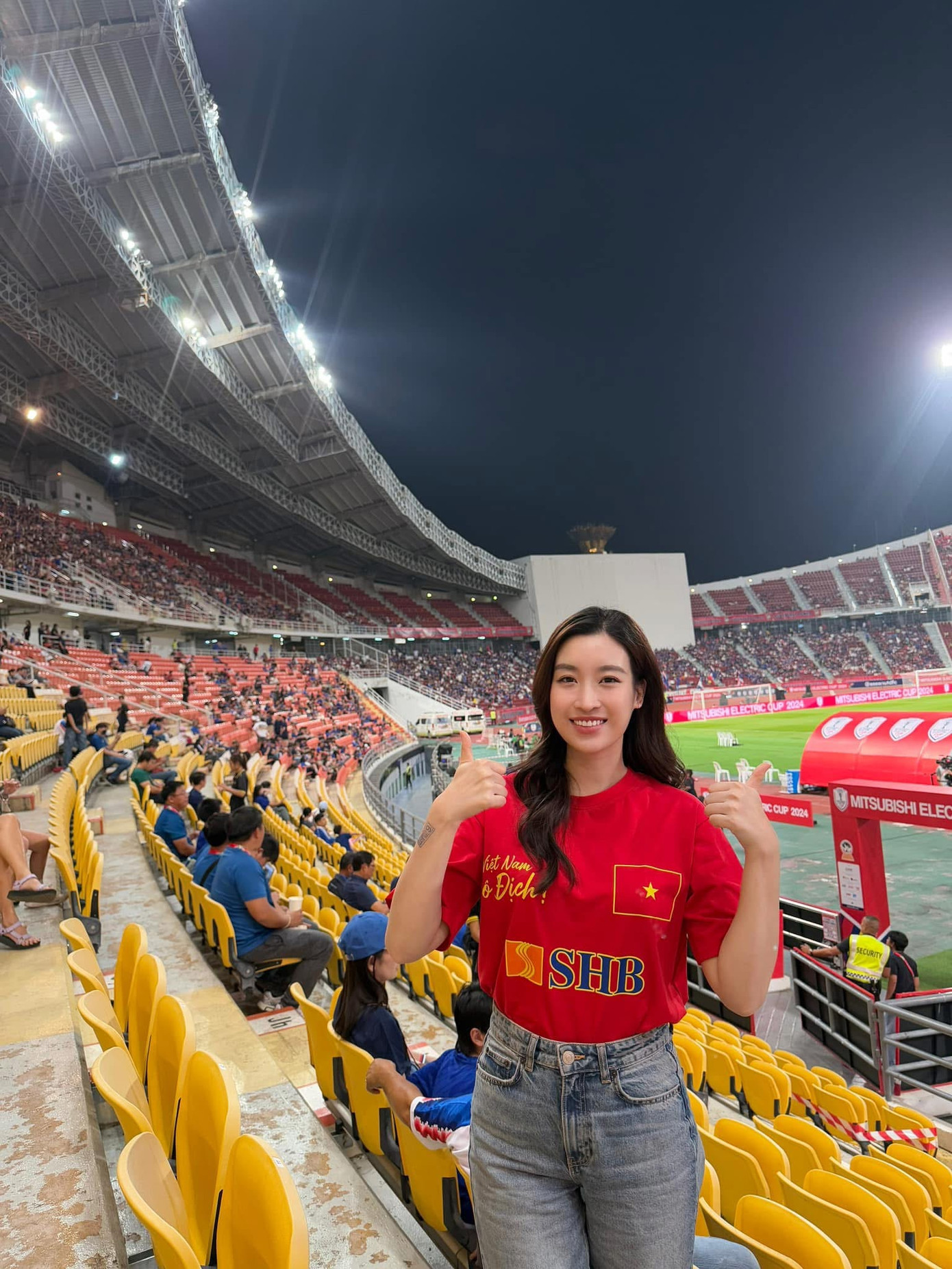 Đỗ Mỹ Linh cùng gia đình chồng sang Thái Lan cổ vũ đội tuyển Việt Nam. Đỗ Mỹ Linh cùng gia đình chồng sang Thái Lan cổ vũ đội tuyển Việt Nam.