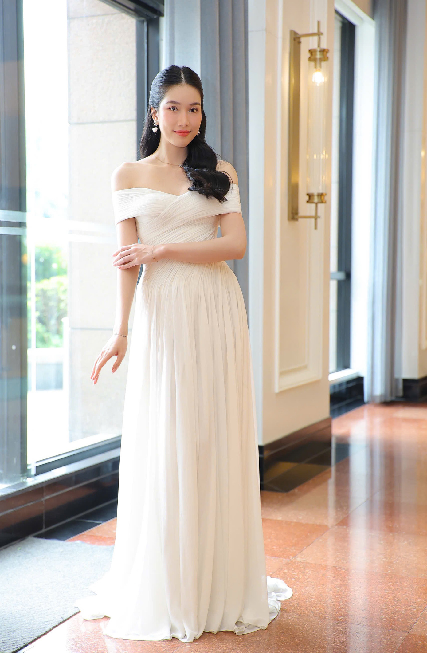 Á hậu Phương Anh khoe vai trần trong bộ váy trắng yêu kiều. Cô ghi điểm với nét đẹp trong trẻo, duyên dáng.