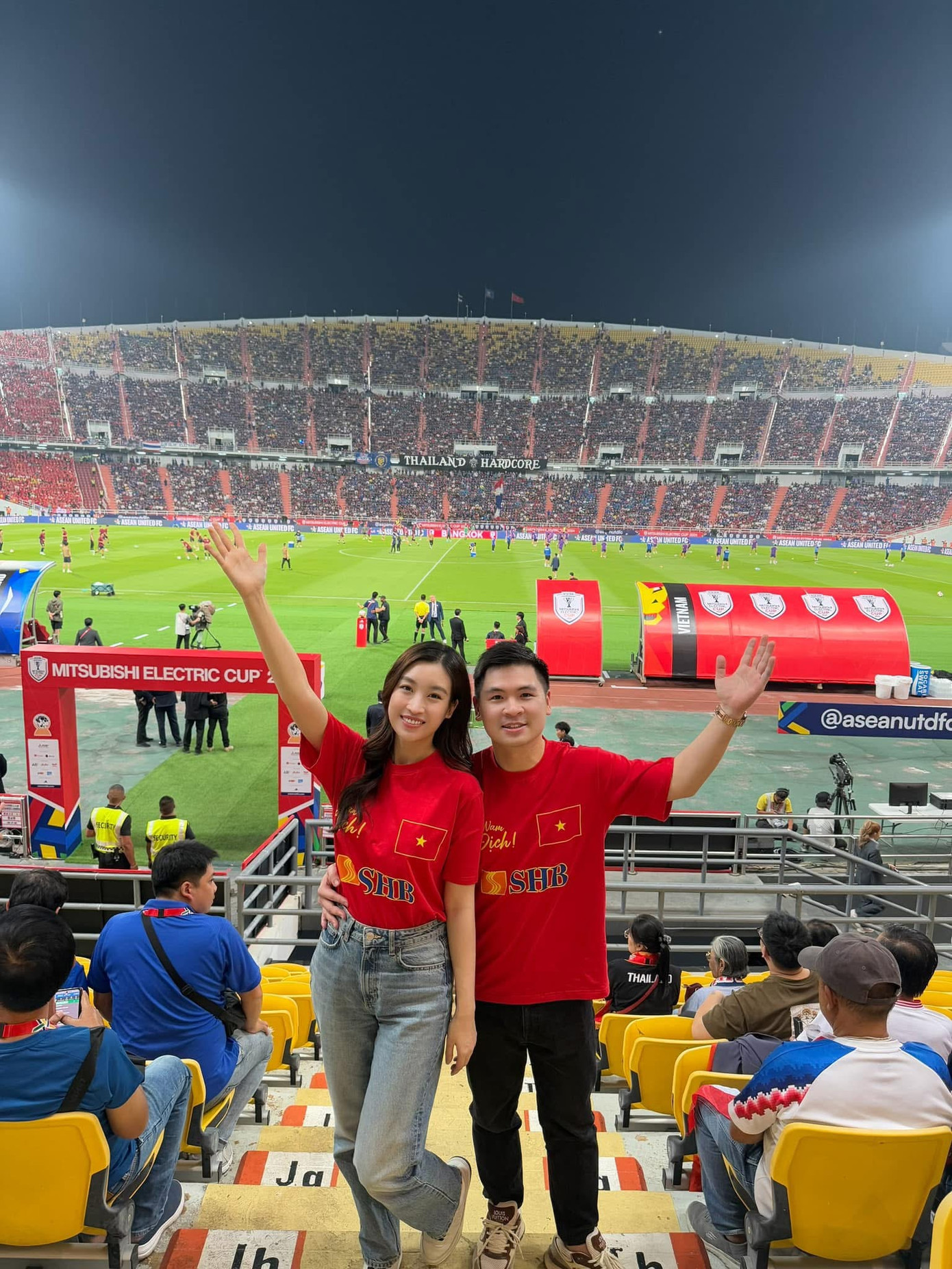 Đỗ Mỹ Linh cùng gia đình chồng sang Thái Lan cổ vũ đội tuyển Việt Nam. Đỗ Mỹ Linh cùng gia đình chồng sang Thái Lan cổ vũ đội tuyển Việt Nam.