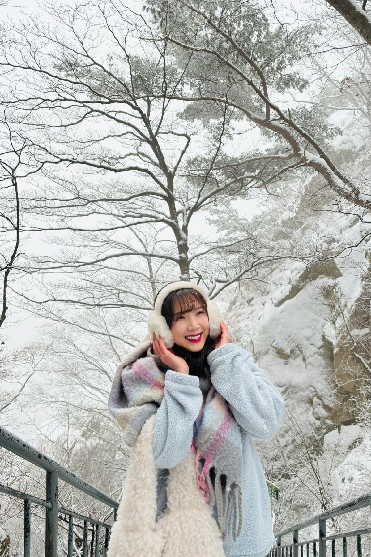 Hoa hậu Áo dài Phí Thùy Linh có chuyến đi chào năm mới 2025 ở Hàn Quốc. Cô tận hưởng cái lạnh trên núi Daedunsan.