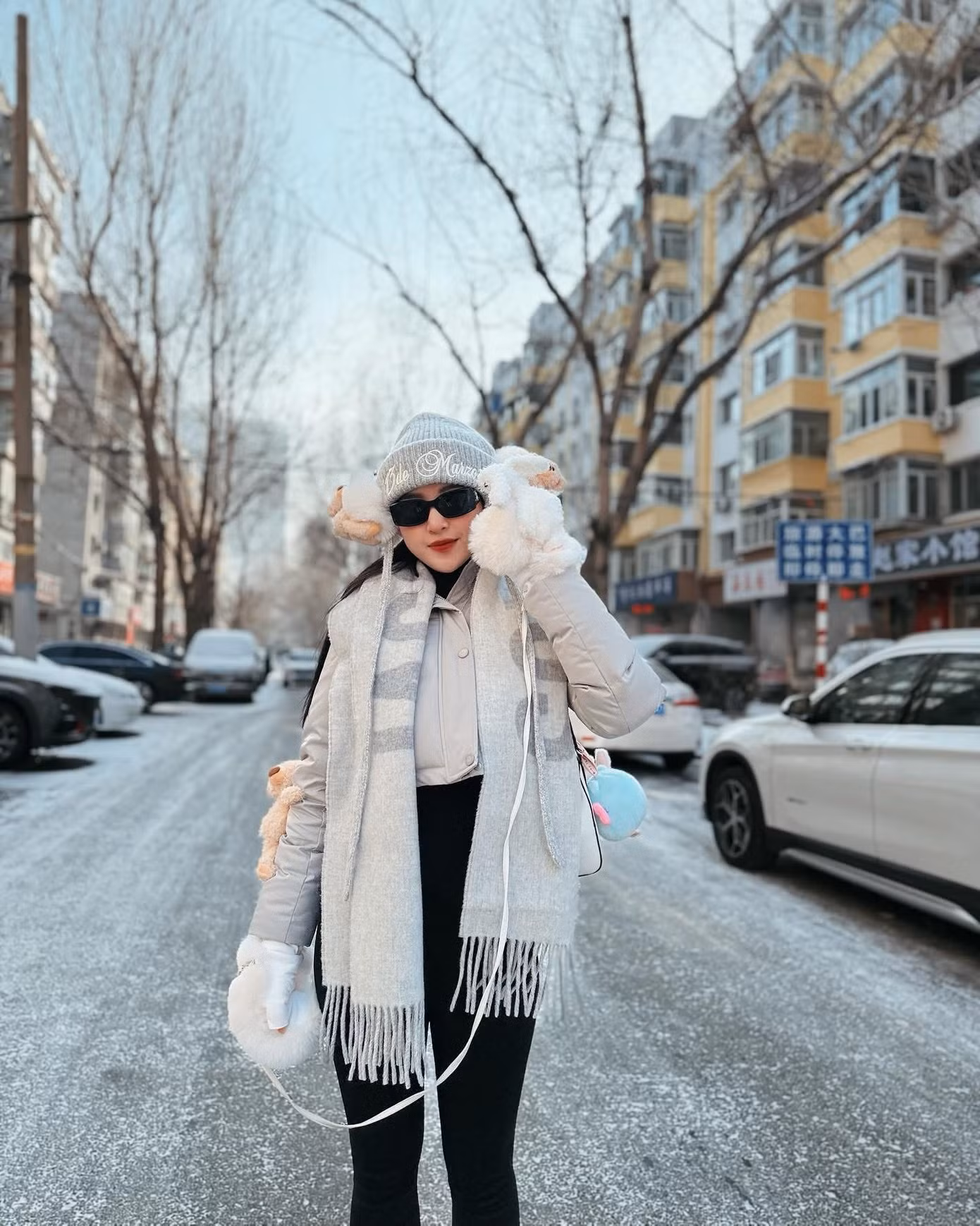 Á hậu Huyền My và gia đình đón năm mới ở Cáp Nhĩ Tân, Trung Quốc. Cô hào hứng khi tham dự lễ hội băng đăng lớn nhất thế giới, dưới tiết trời lạnh giá âm 20 độ C.