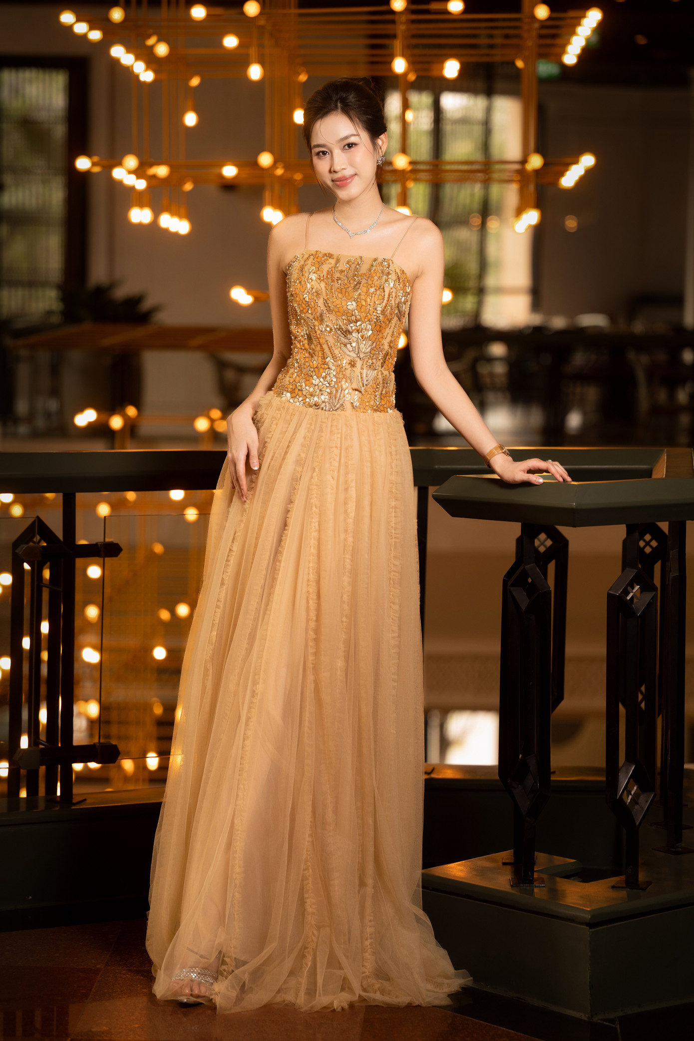 Tham dự sự kiện, Đỗ Thị Hà diện bộ váy cúp ngực tông màu vàng, khoe vai trần thon thả.