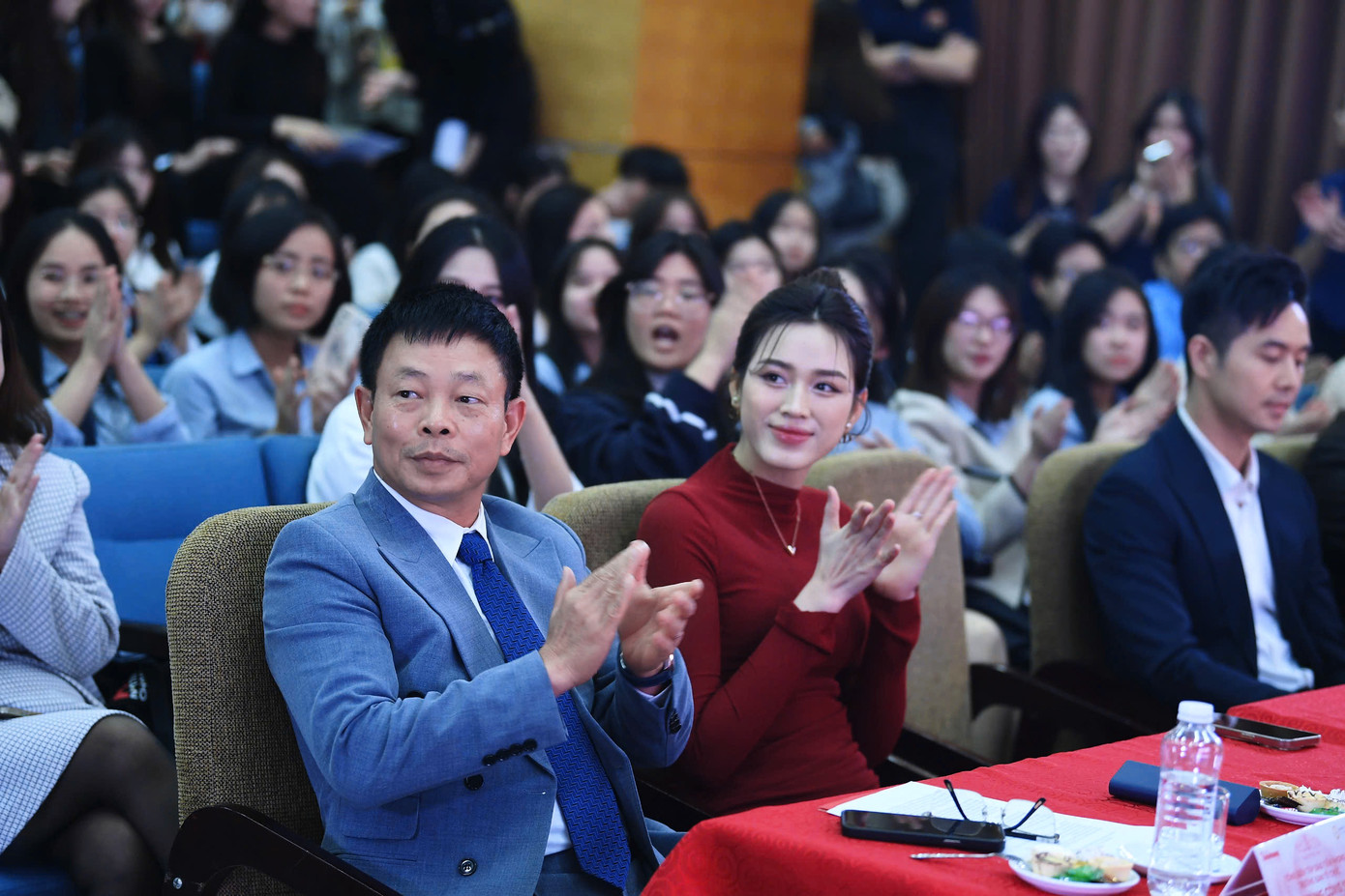 Đỗ Thị Hà mong muốn các bạn sinh viên Học viện Ngoại giao mạnh dạn đăng ký dự thi Hoa hậu Việt Nam 2024 để có những trải nghiệm thanh xuân đáng nhớ.