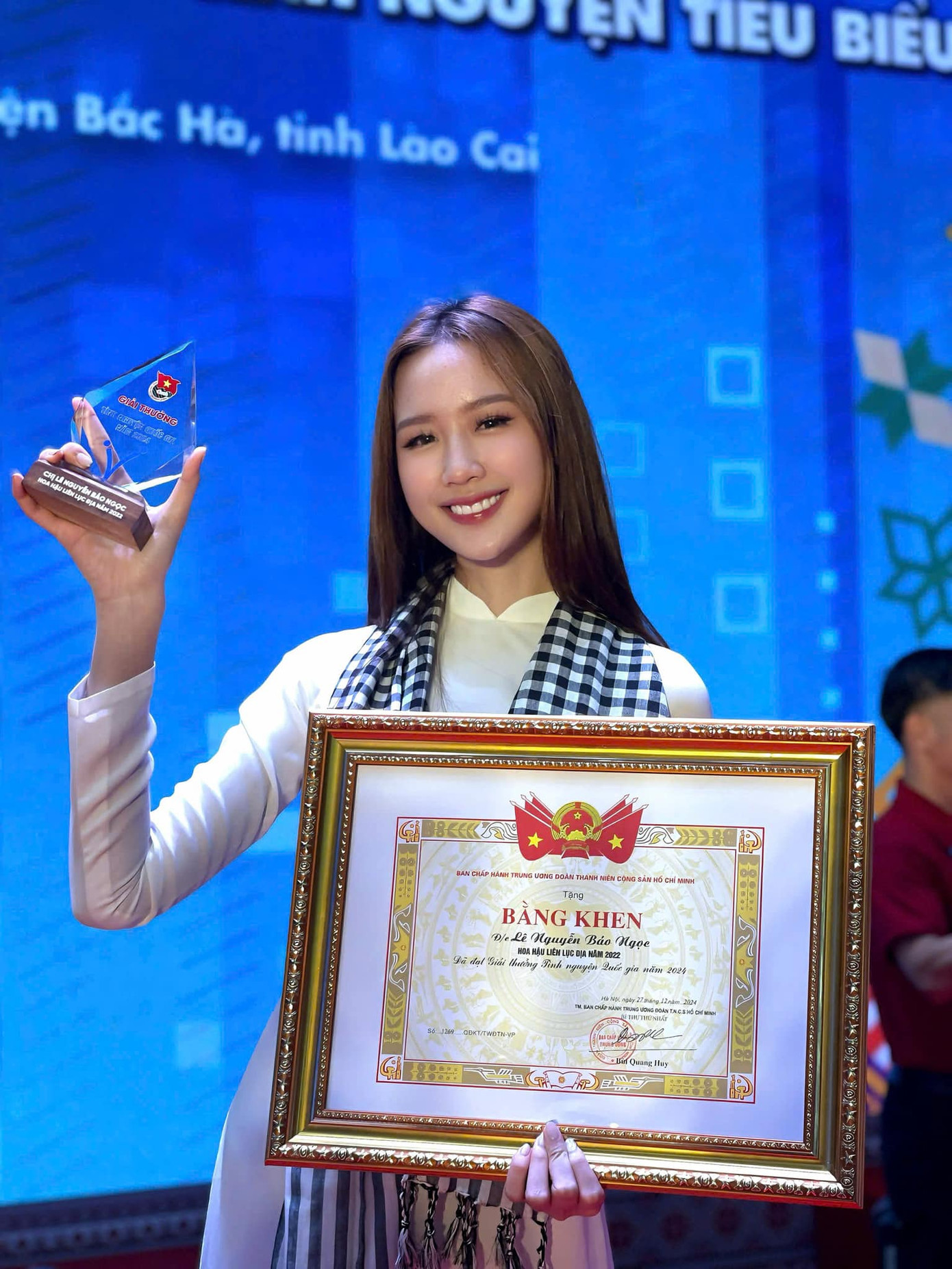 Hoa hậu Bảo Ngọc khoe ảnh nhận giải thưởng Tình nguyện Quốc gia năm 2024 trong khoảnh khắc tổng kết năm cũ, chào đón năm mới.