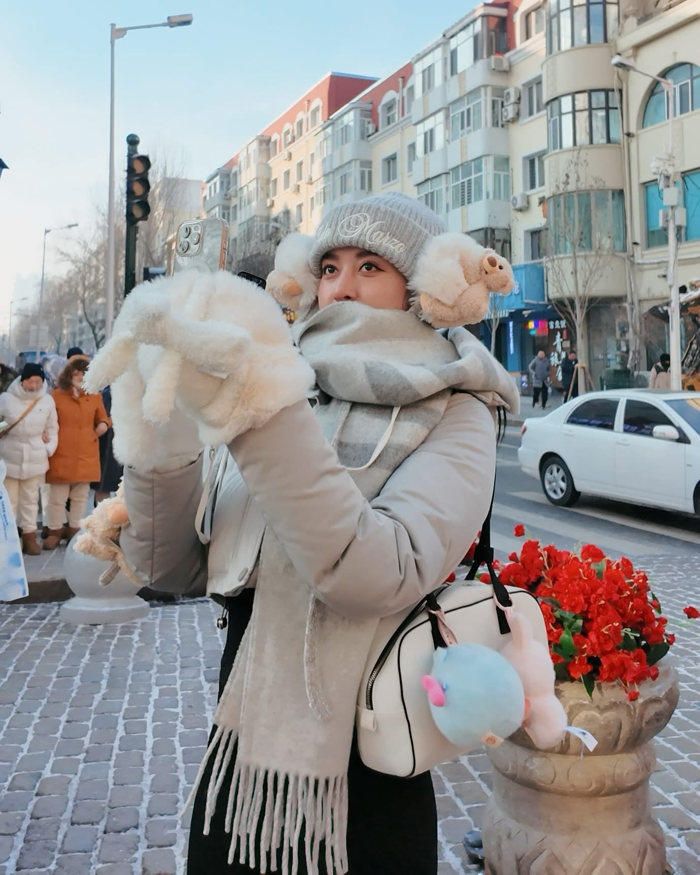 Á hậu Huyền My và gia đình đón năm mới ở Cáp Nhĩ Tân, Trung Quốc. Cô hào hứng khi tham dự lễ hội băng đăng lớn nhất thế giới, dưới tiết trời lạnh giá âm 20 độ C.