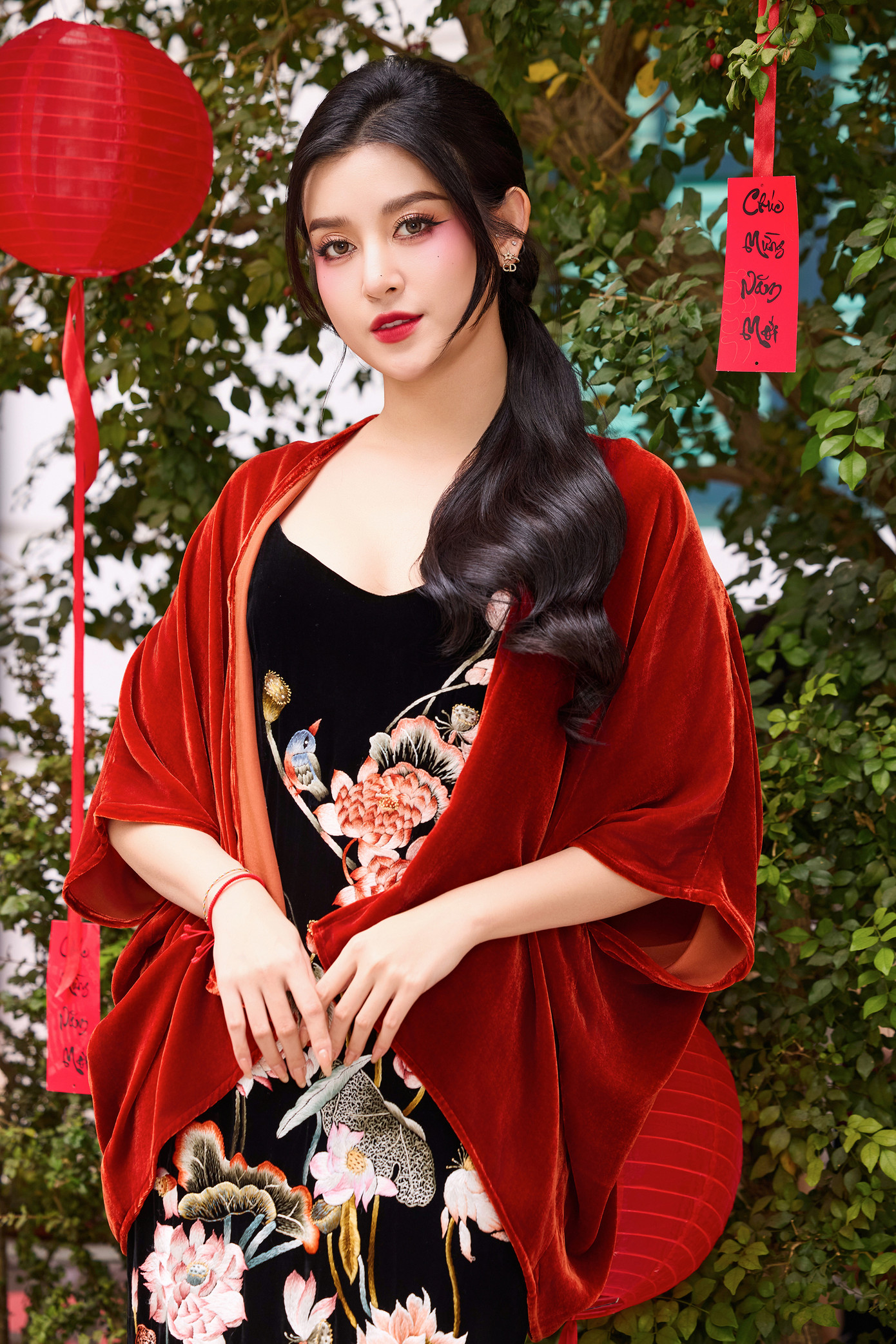 Á hậu Tú Anh, Huyền My đọ sắc với váy nhung họa tiết.