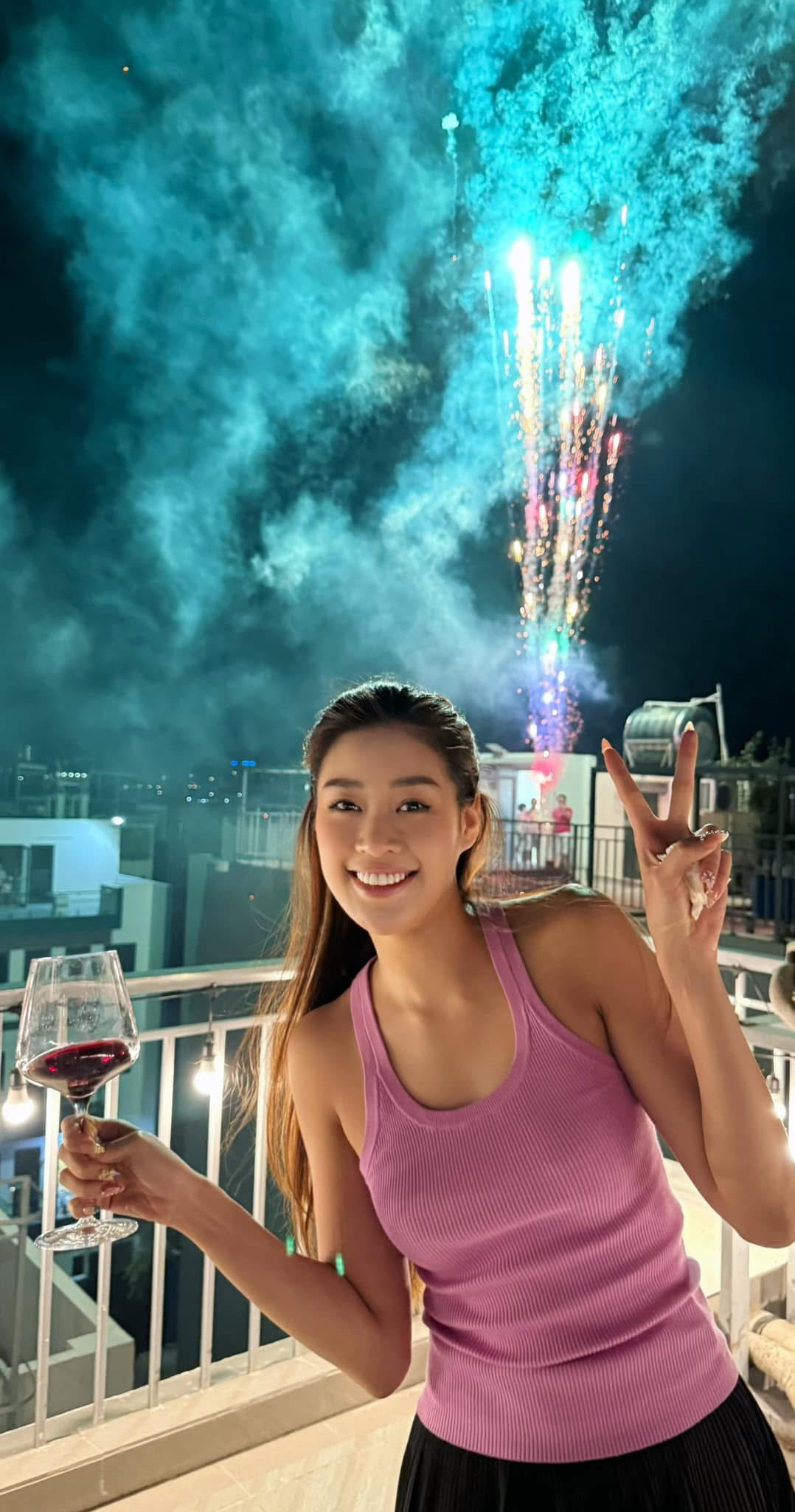 Hoa hậu Khánh Vân trong khoảnh khắc pháo hoa chào năm mới.