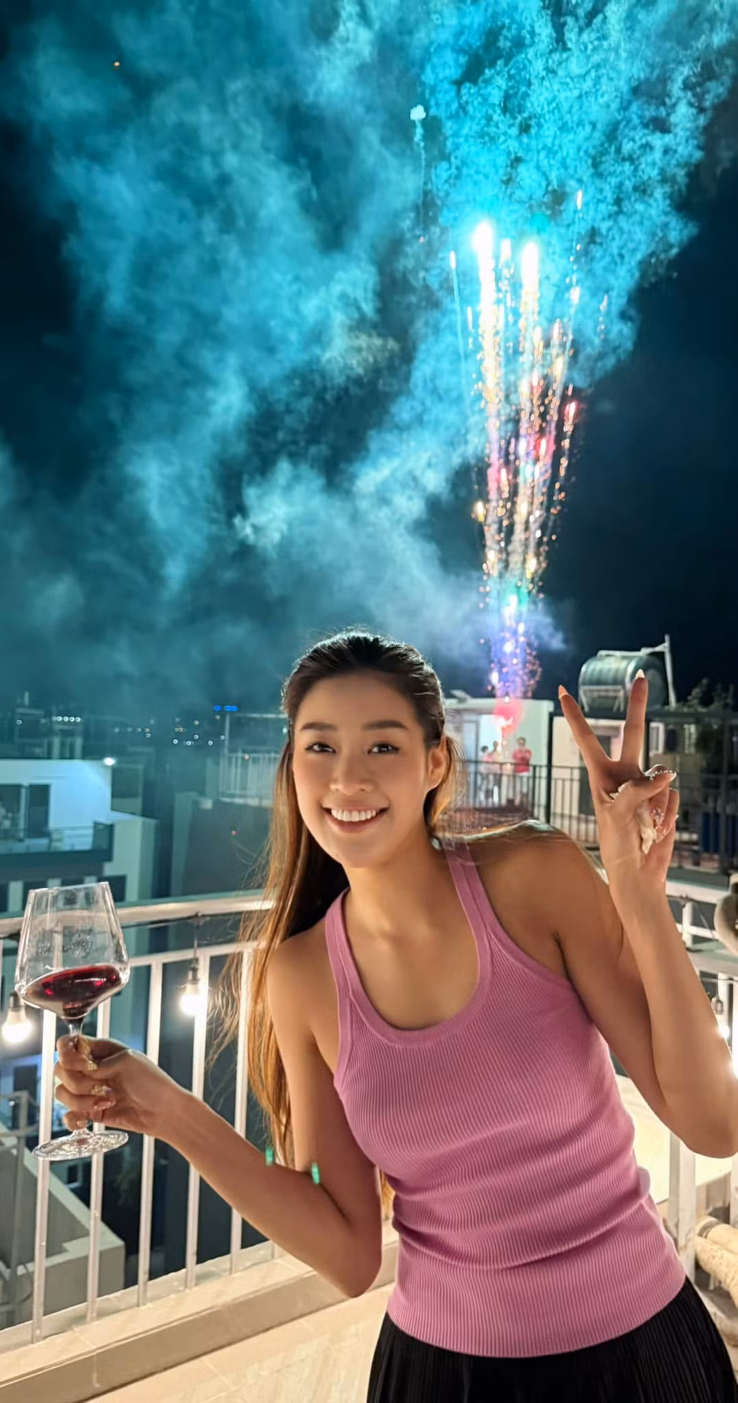Hoa hậu Khánh Vân trong khoảnh khắc pháo hoa chào năm mới.