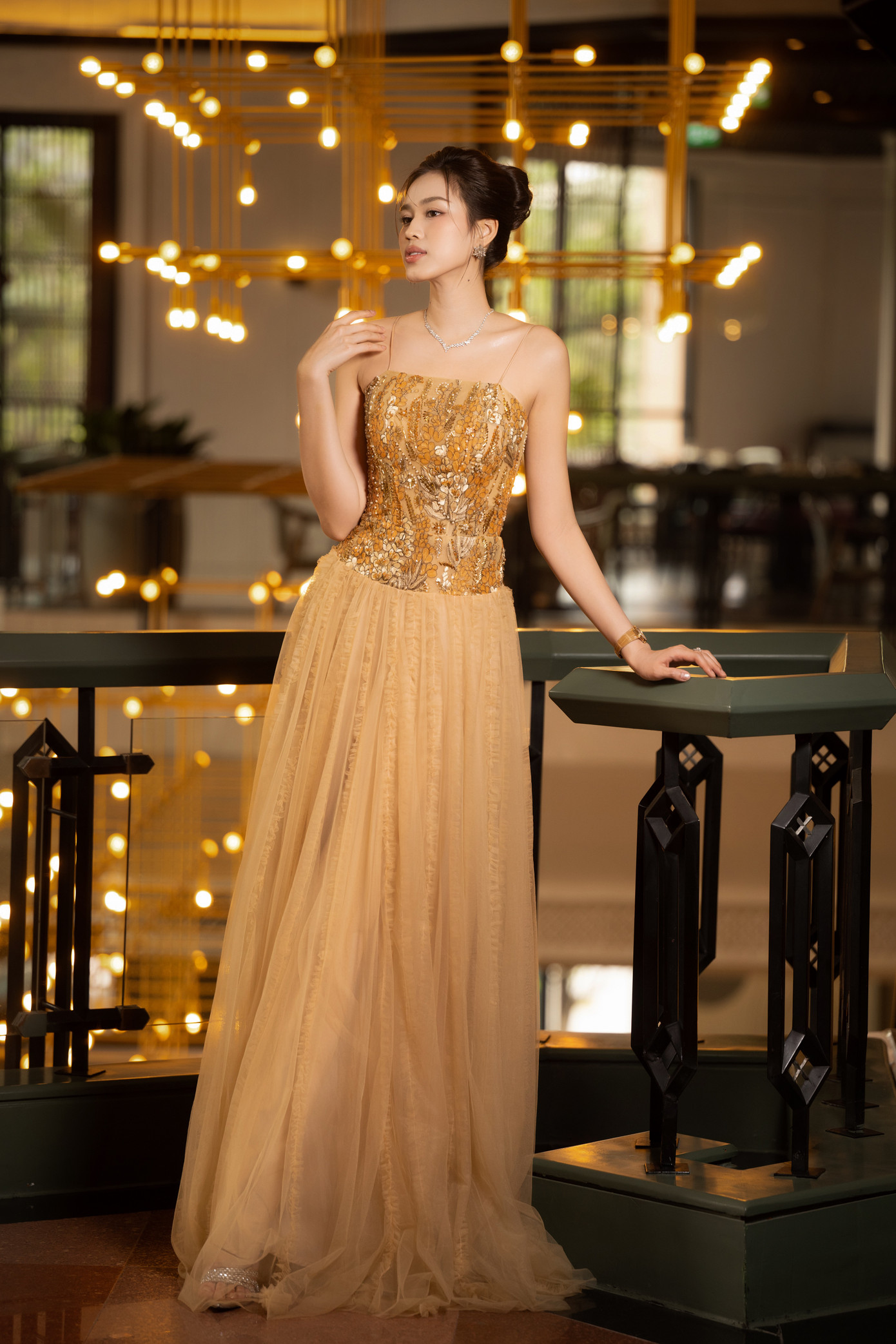 Tham dự sự kiện, Đỗ Thị Hà diện bộ váy cúp ngực tông màu vàng, khoe vai trần thon thả.