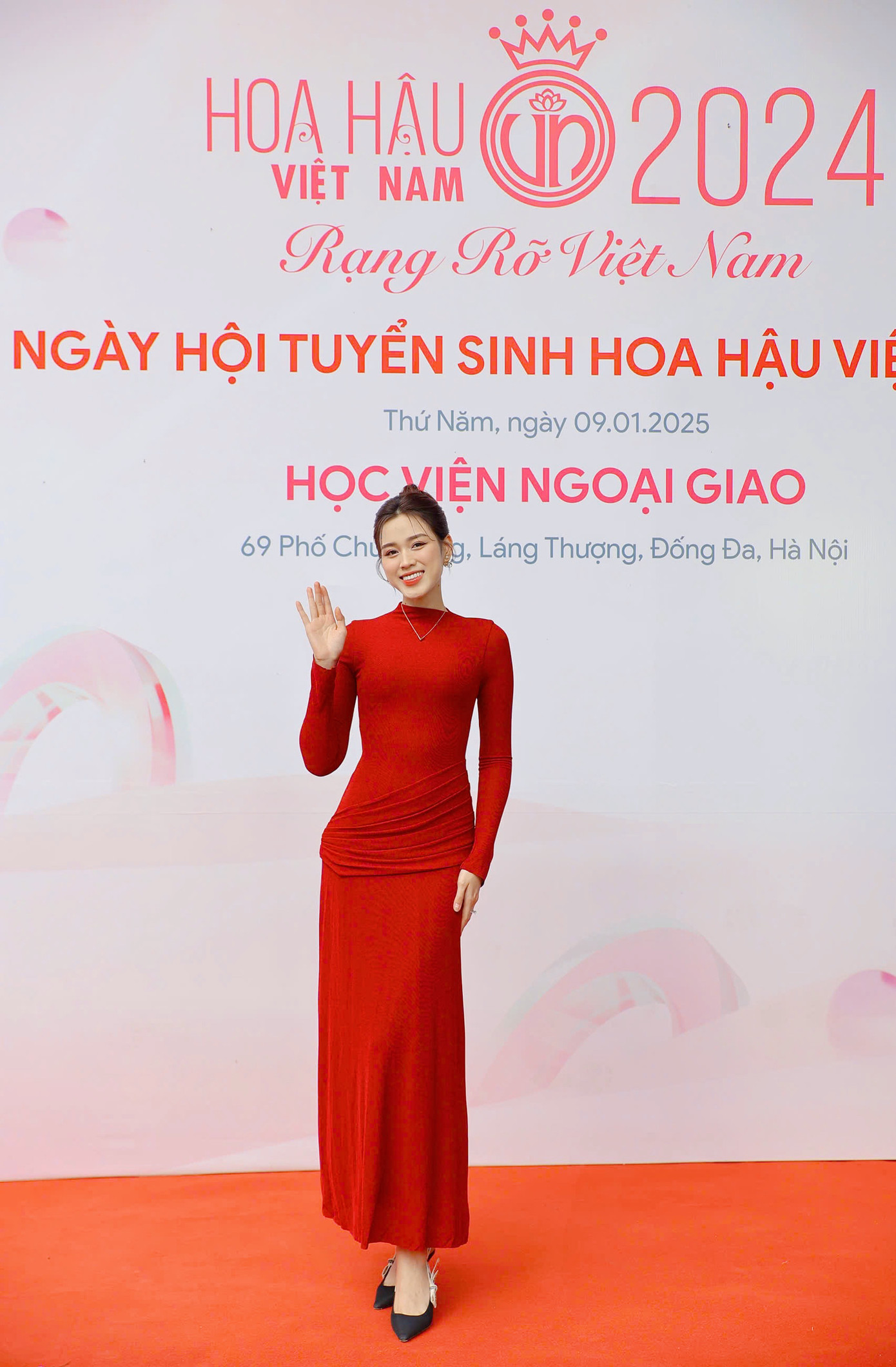 Hoa hậu Việt Nam 2020 diện bộ váy tông màu đỏ thanh lịch.