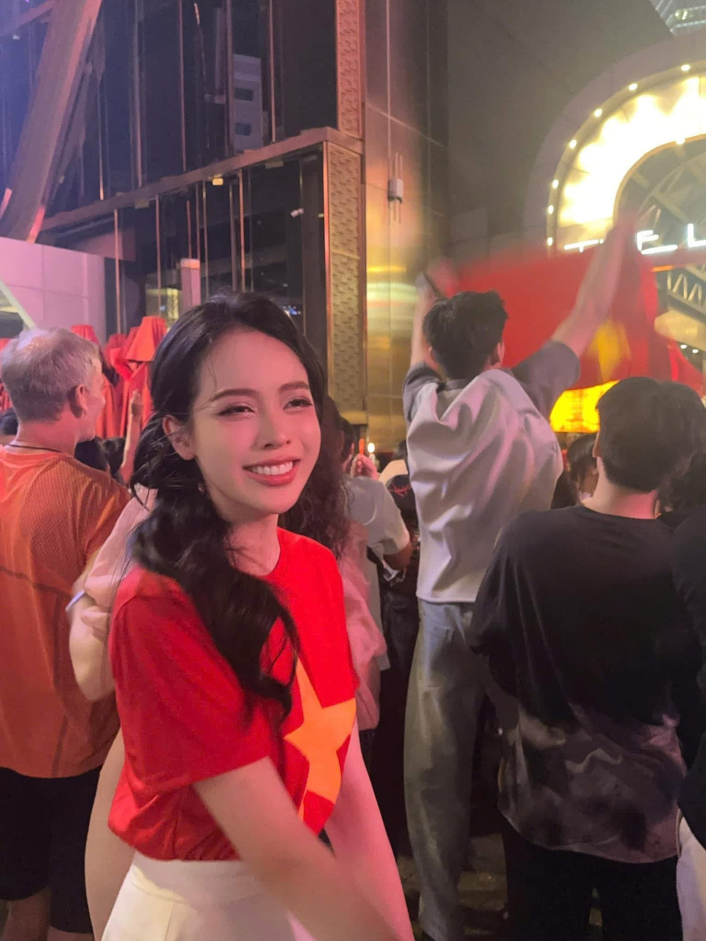 Thanh Thủy mặc áo cờ đỏ sao vàng giống như nhiều người khác. &quot;Tim tôi đập thình thịch khi theo dõi diễn biến của trận đấu và cuối cùng vỡ òa sung sướng khi đội tuyển của chúng ta giành chiến thắng&quot;, cô nói.