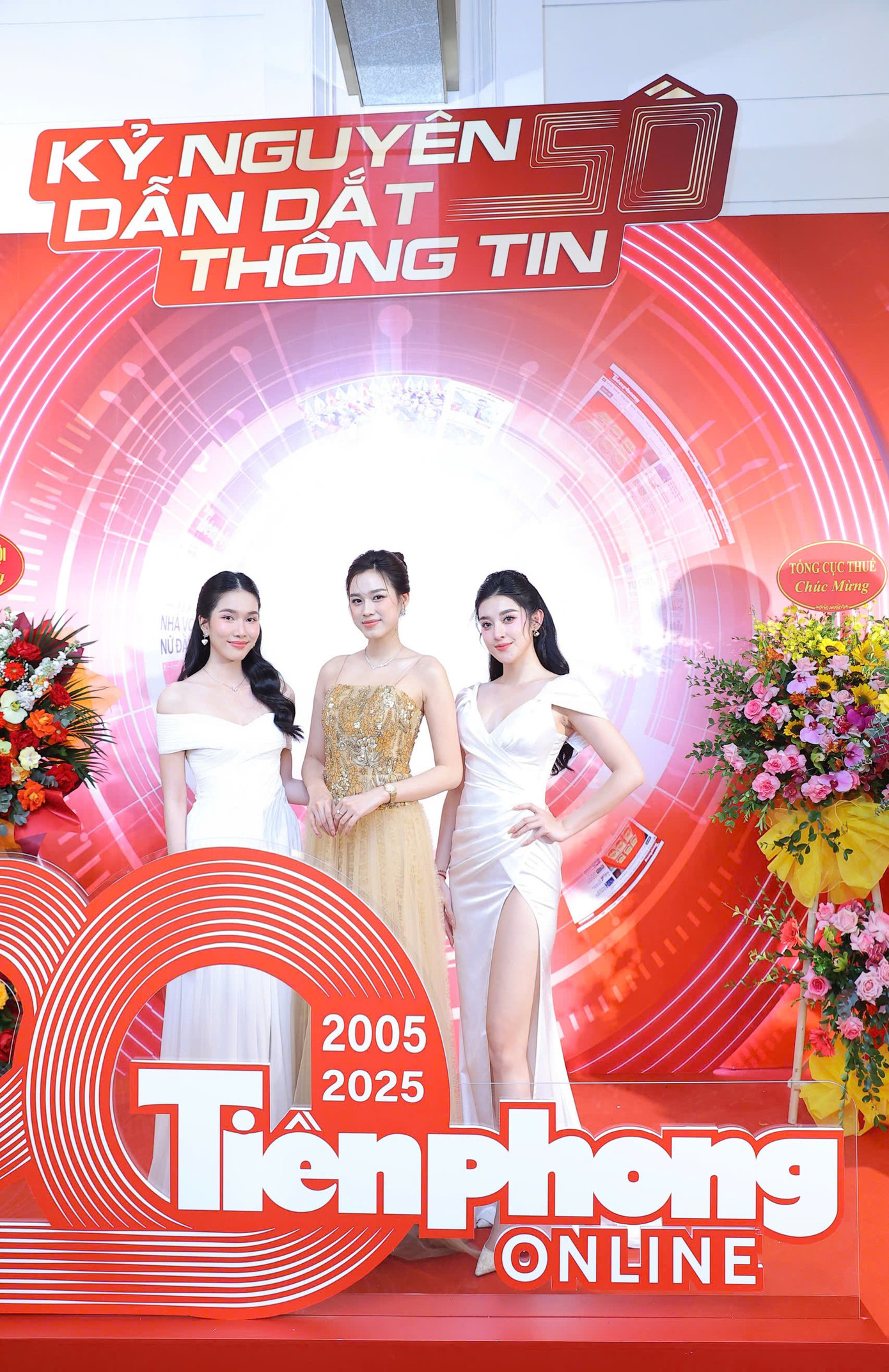 Sáng 7/1, Hoa hậu Đỗ Thị Hà, Á hậu Huyền My, Á hậu Phương Anh dự Lễ kỷ niệm 20 năm Ngày báo điện tử Tiền Phong ra mắt bạn đọc, được tổ chức tại Thủ đô Hà Nội. Là những hoa hậu, á hậu gắn bó với báo Tiền Phong, dàn người đẹp chia sẻ niềm tự hào, xúc động khi chứng kiến chặng đường phát triển của báo.