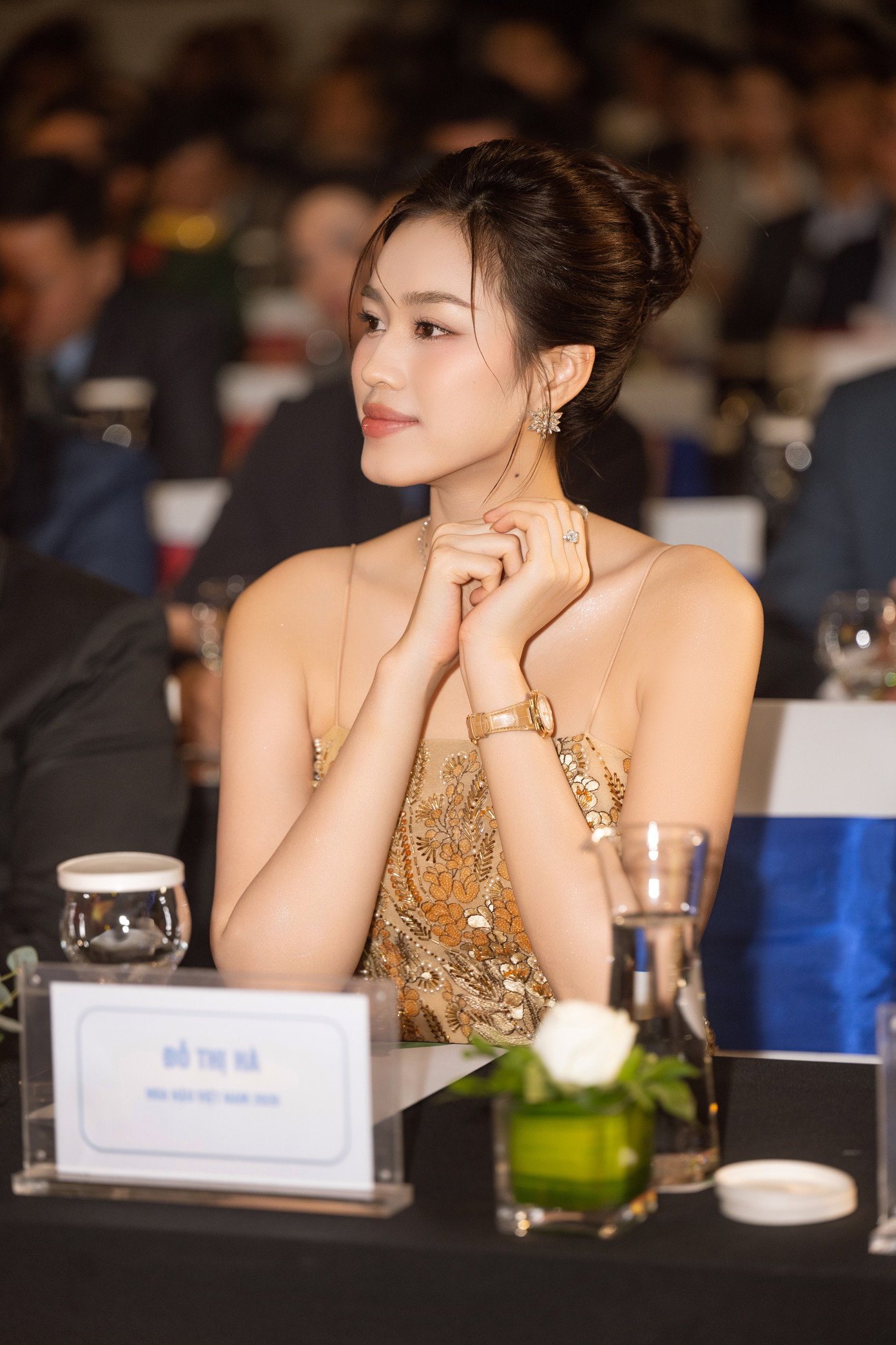 Đầu năm 2024, Hoa hậu Đỗ Thị Hà vướng tin hẹn hò thiếu gia sinh năm 1994 ở Quảng Bình. Thậm chí, nhiều khán giả cho rằng Hoa hậu Việt Nam chuẩn bị kết hôn vào 2025. Chia sẻ với Tiền Phong, Hoa hậu Đỗ Thị Hà cho biết đây chưa phải thời điểm thích hợp để công bố chuyện kết hôn. Hiện tại, Đỗ Thị Hà tập trung vào việc kinh doanh riêng và đặt mục tiêu mua nhà, mua xe.