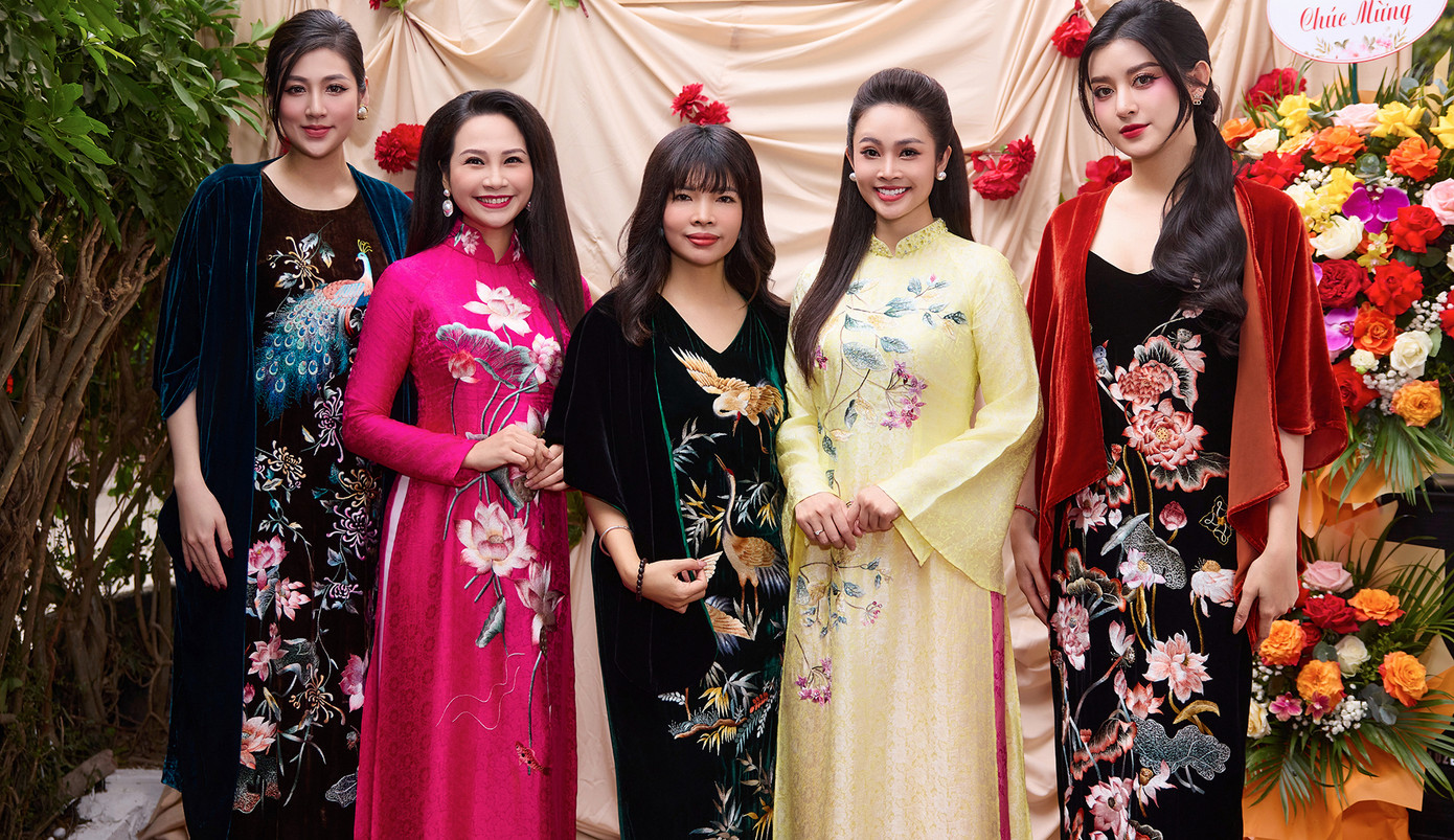 Dàn người đẹp và NTK Ngọc Lan.