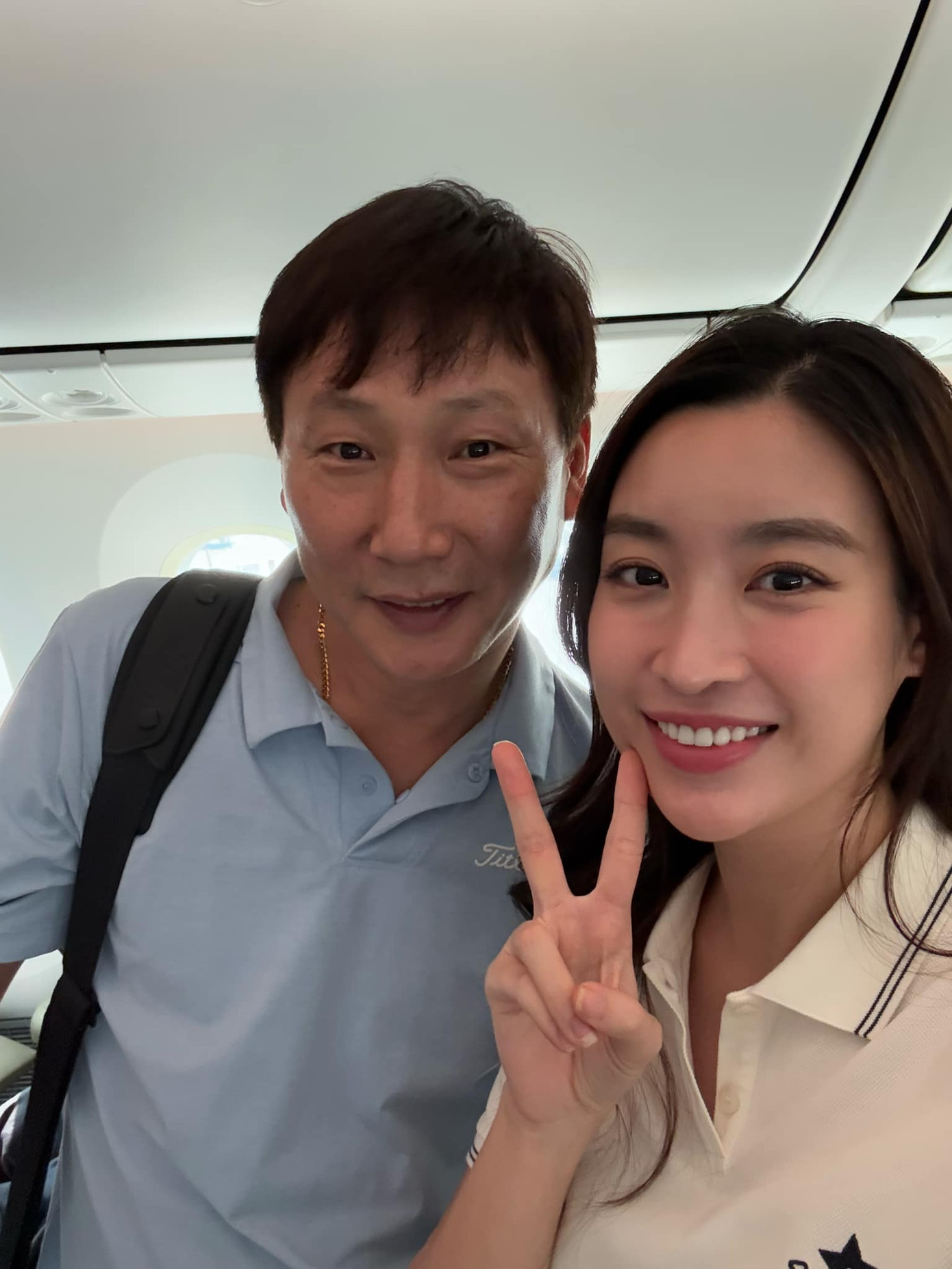 Đỗ Mỹ Linh chụp ảnh cùng huấn luyện viên trưởng Kim Sang-sik và Duy Mạnh trên chuyến bay về Việt Nam sáng 6/1. Đỗ Mỹ Linh chụp ảnh cùng huấn luyện viên trưởng Kim Sang-sik và Duy Mạnh trên chuyến bay về Việt Nam sáng 6/1.