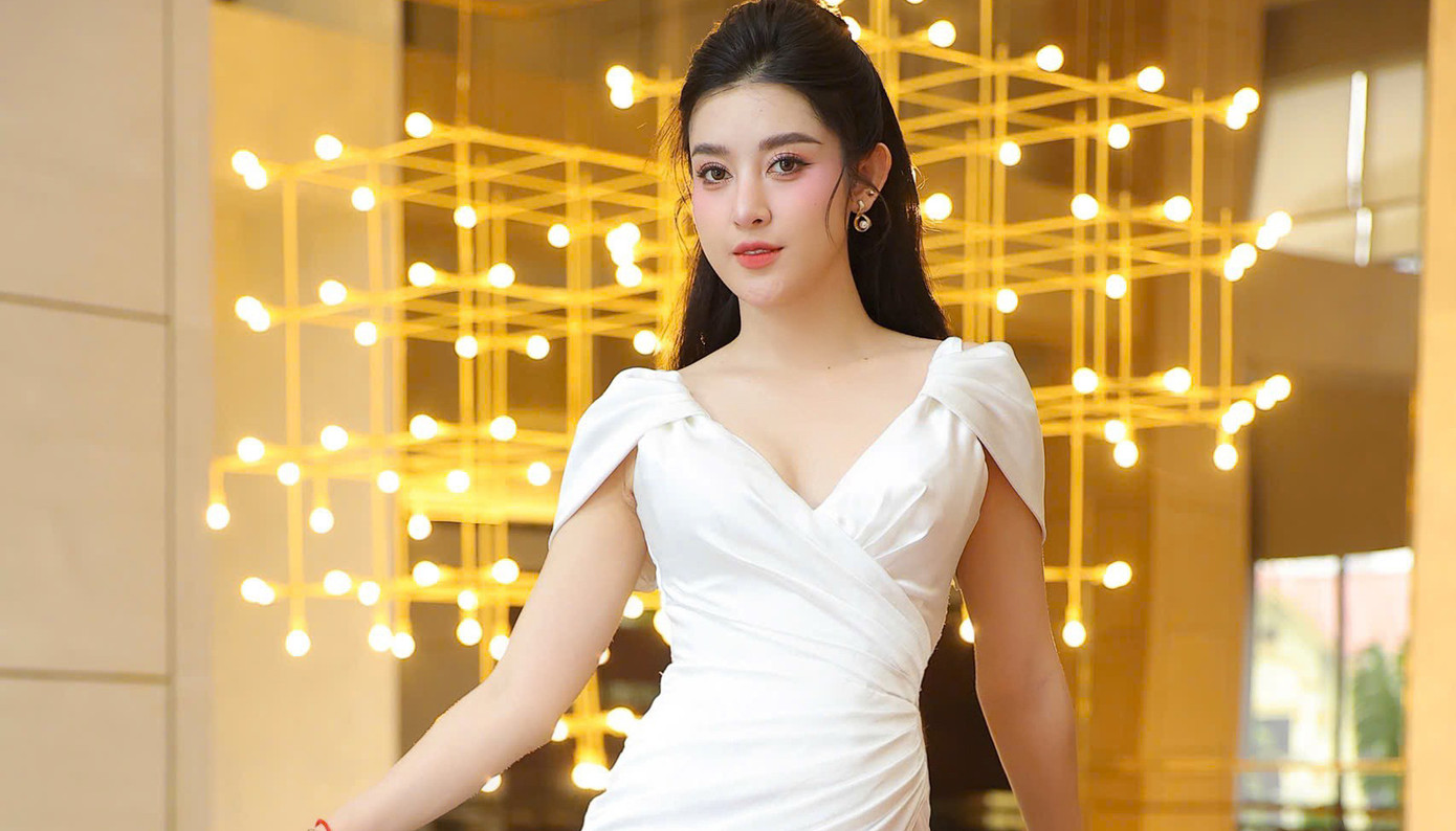 Á hậu Huyền My là một trong hai nữ MC của lễ kỷ niệm. Cô đang đảm nhận vai trò MC thể thao của một kênh truyền hình.