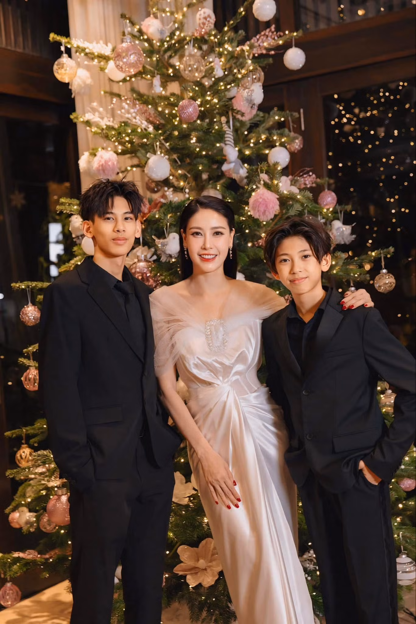 Hoa hậu Hà Kiều Anh quây quần cùng các con chào đón năm mới 2025.