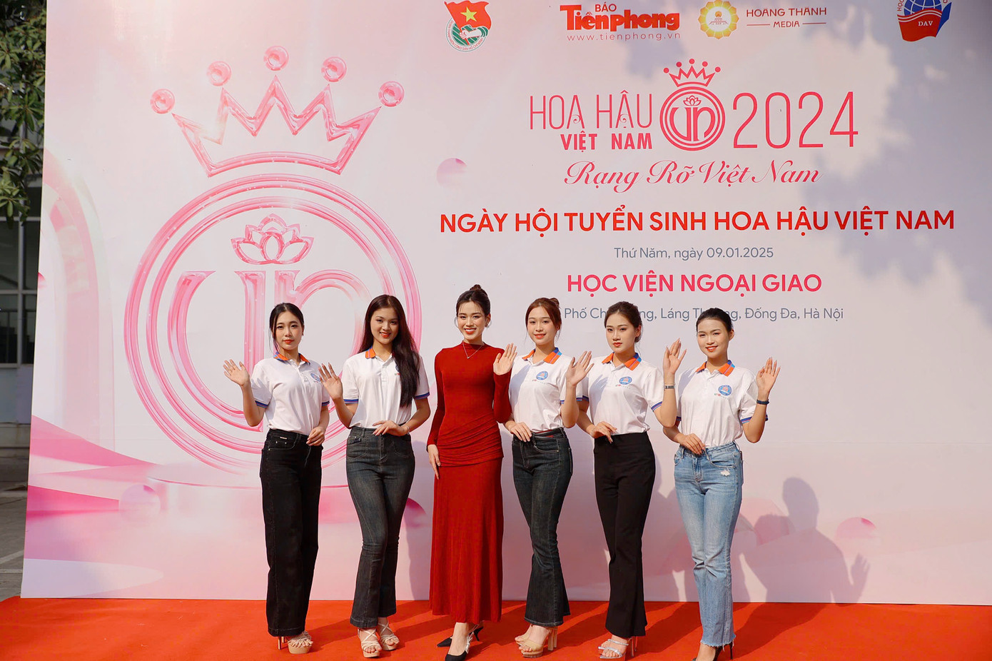 Có mặt tại Học viện Ngoại giao, Đỗ Thị Hà nhận được sự ngưỡng mộ từ các bạn sinh viên. Cô là người đẹp tạo được dấu ấn sau khi bước ra từ cuộc thi Hoa hậu Việt Nam. Người đẹp đại diện Việt Nam tham dự Hoa hậu Thế giới 2021 và lọt vào top 13. Đây cũng là thành tích cao nhất mà một Hoa hậu Việt Nam từng lập được ở đấu trường Hoa hậu Thế giới.