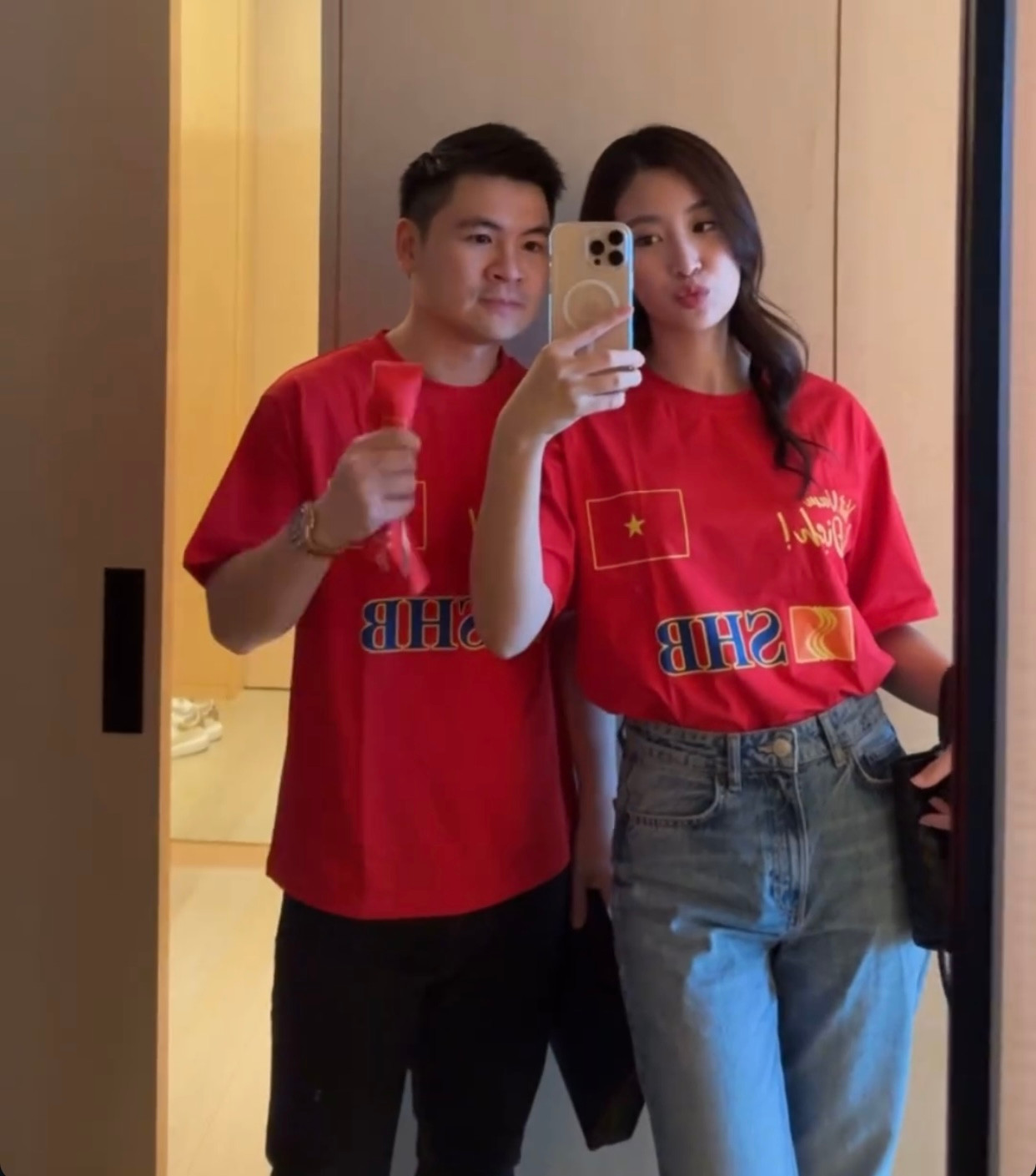 Trên trang cá nhân, Đỗ Mỹ Linh đăng ảnh cùng chồng Đỗ Vinh Quang trong khách sạn ở Thái Lan. Cặp đôi diện áo cờ đỏ sao vàng chuẩn bị ra sân cổ vũ đội tuyển Việt Nam trong trận chung kết ASEAN Cup 2024 với đội tuyển Thái Lan.