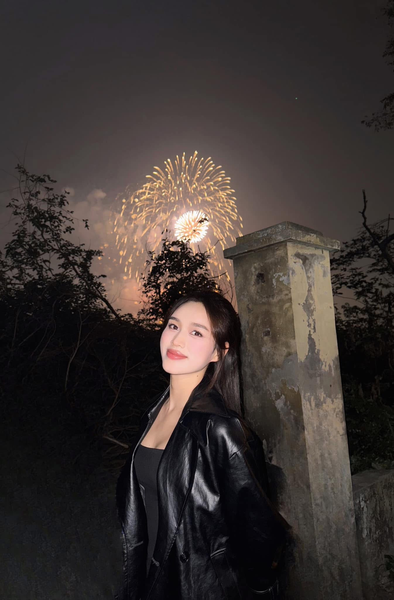 Hoa hậu Đỗ Thị Hà khoe khoảnh khắc ngắm pháo hoa chào đón năm mới 2025. Người đẹp mặc áo da màu đen giản dị, gửi lời chúc năm mới an lành tới mọi người.
