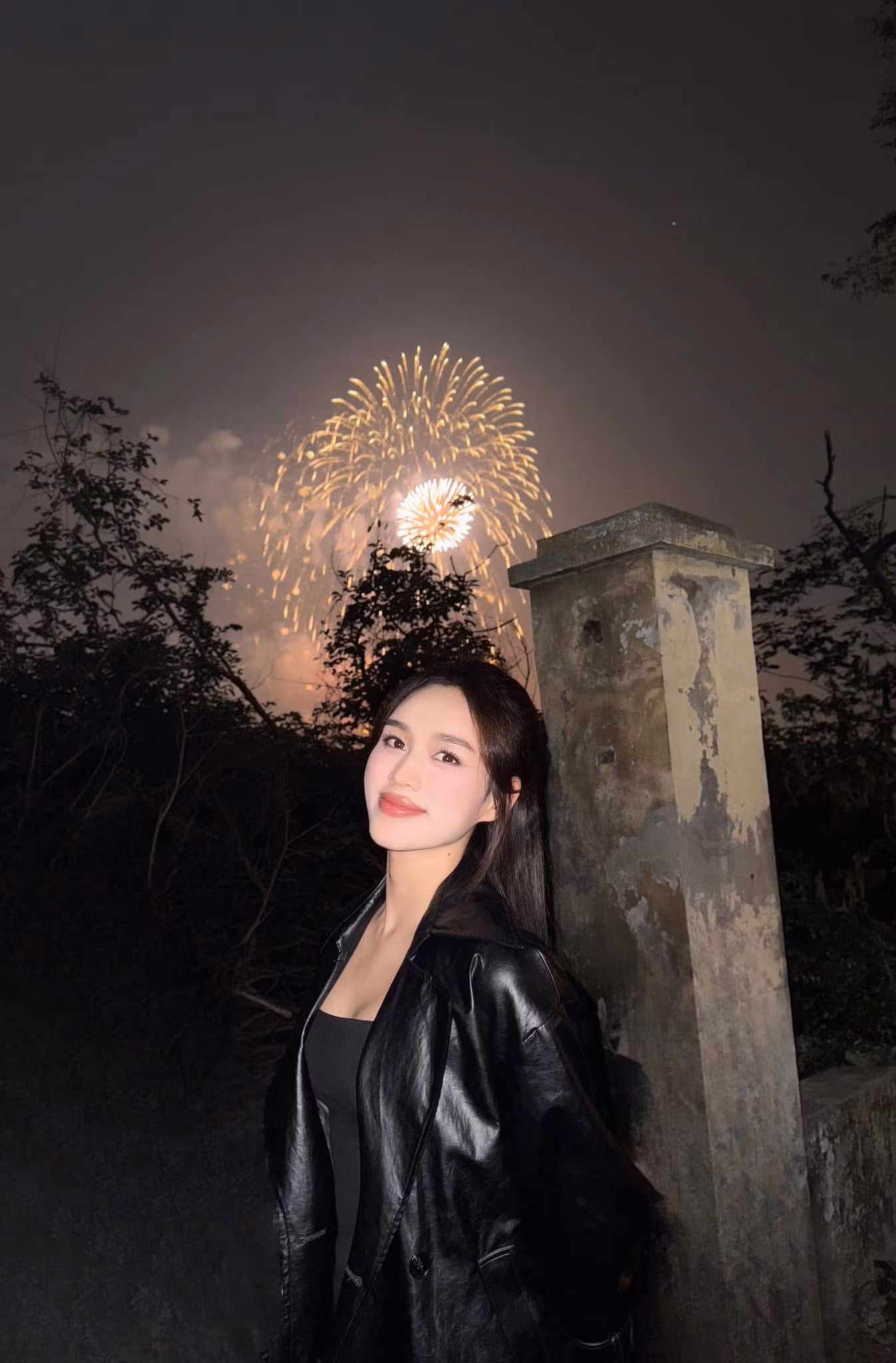 Hoa hậu Đỗ Thị Hà khoe khoảnh khắc ngắm pháo hoa chào đón năm mới 2025. Người đẹp mặc áo da màu đen giản dị, gửi lời chúc năm mới an lành tới mọi người.