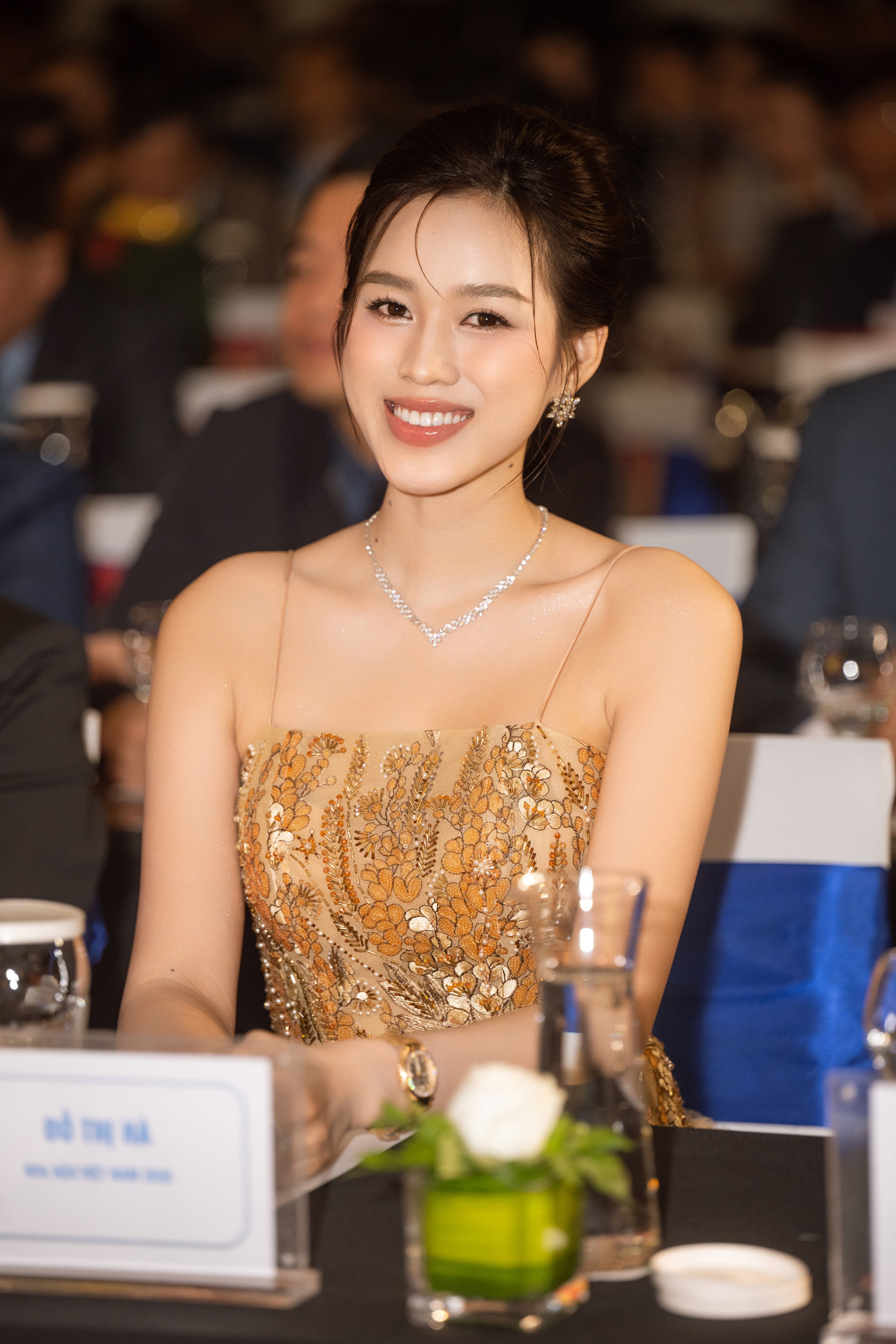 Đầu năm 2024, Hoa hậu Đỗ Thị Hà vướng tin hẹn hò thiếu gia sinh năm 1994 ở Quảng Bình. Thậm chí, nhiều khán giả cho rằng Hoa hậu Việt Nam chuẩn bị kết hôn vào 2025. Chia sẻ với Tiền Phong, Hoa hậu Đỗ Thị Hà cho biết đây chưa phải thời điểm thích hợp để công bố chuyện kết hôn. Hiện tại, Đỗ Thị Hà tập trung vào việc kinh doanh riêng và đặt mục tiêu mua nhà, mua xe.