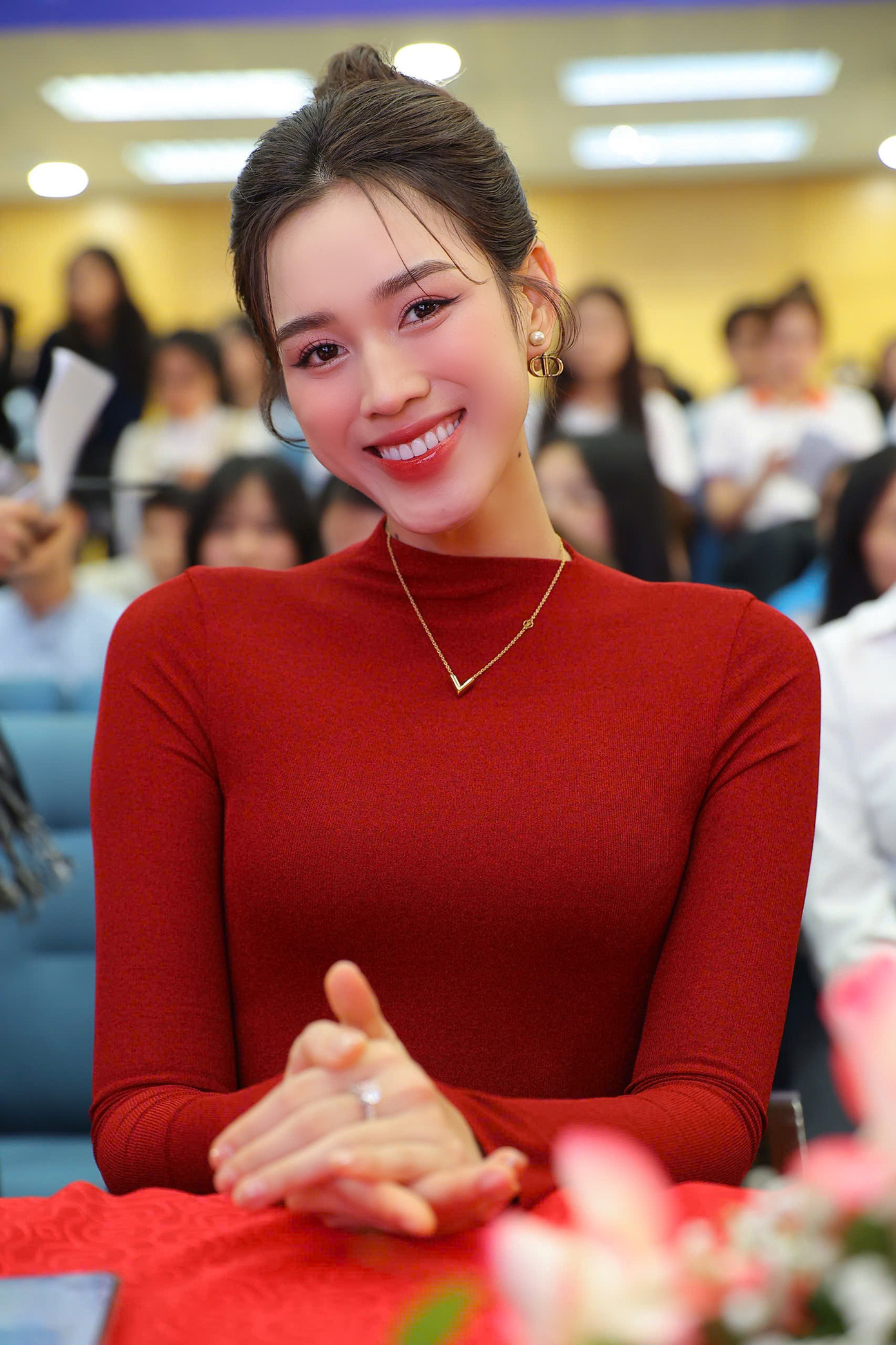 "Ngày xưa khi tôi tham dự Hoa hậu Việt Nam không có những buổi tuyển sinh sôi động, rực rỡ như thế này. Có mặt ở Học viện Ngoại giao, tôi đã nhìn thấy rất nhiều gương mặt xinh đẹp, tiềm năng", cô nói.