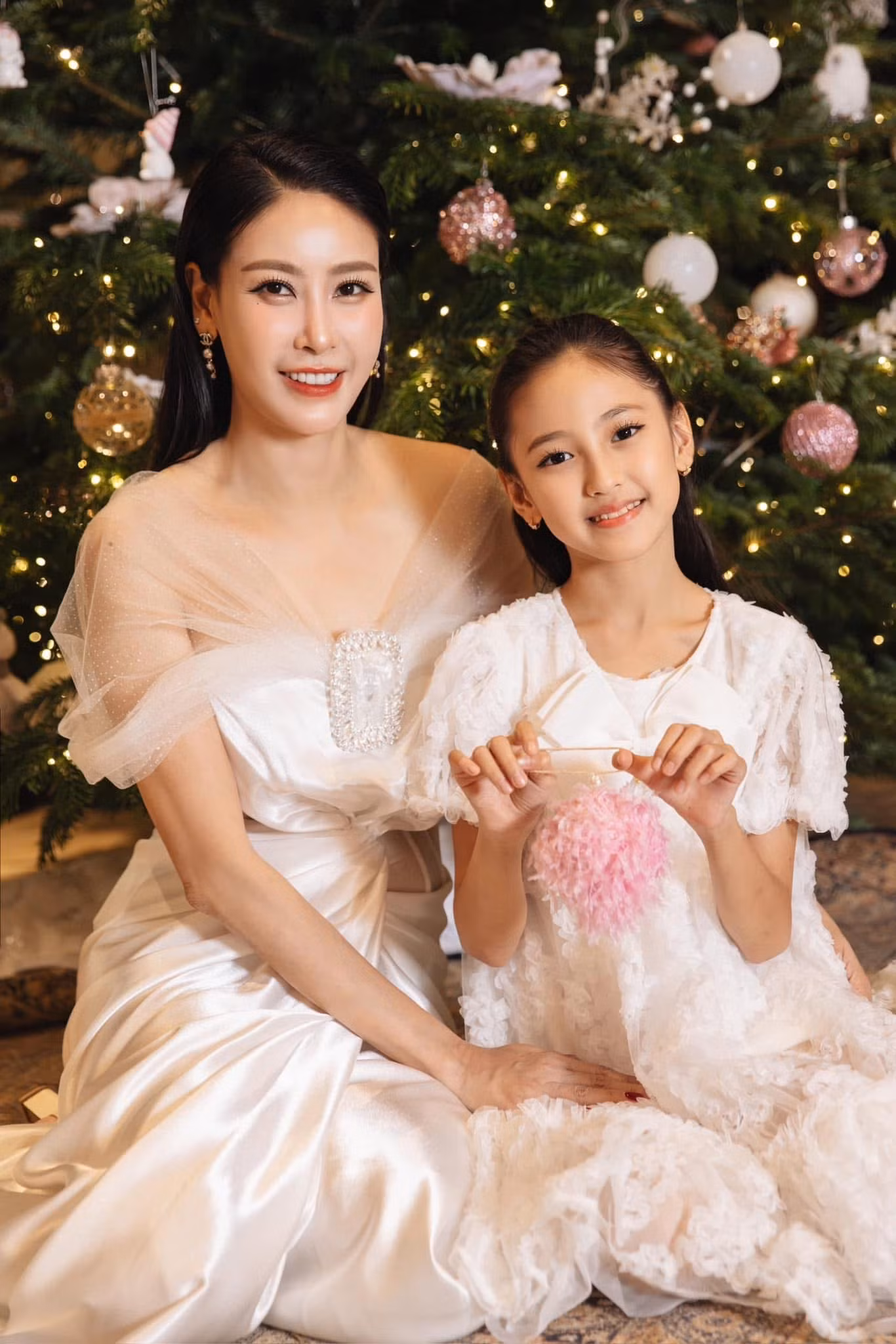 Hoa hậu Hà Kiều Anh quây quần cùng các con chào đón năm mới 2025.