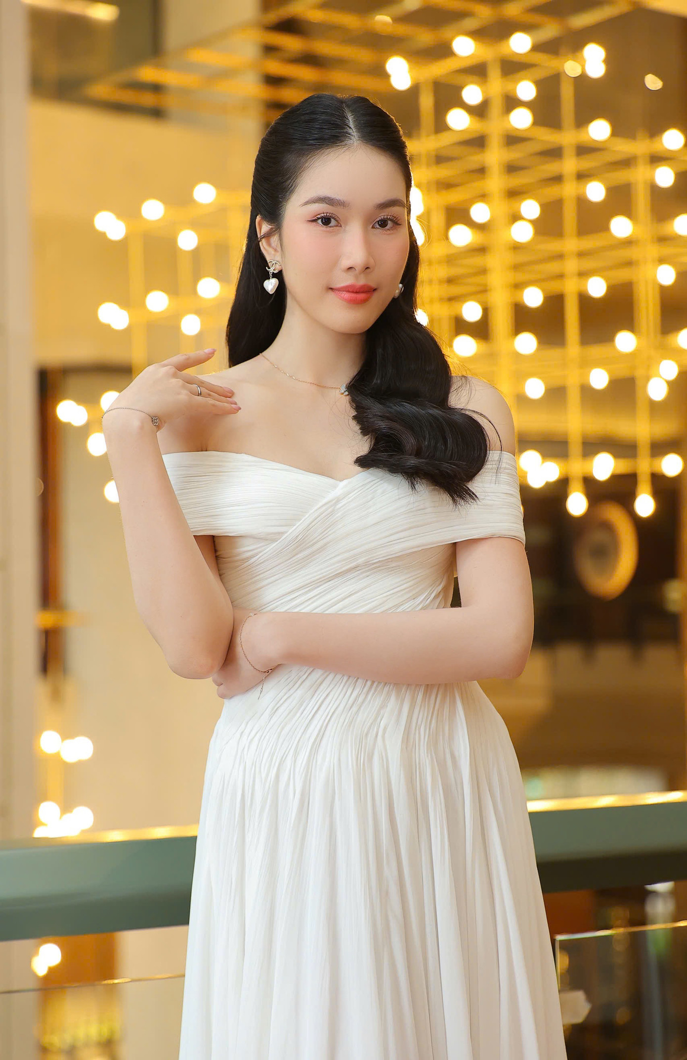 Á hậu Phương Anh khoe vai trần trong bộ váy trắng yêu kiều. Cô ghi điểm với nét đẹp trong trẻo, duyên dáng.