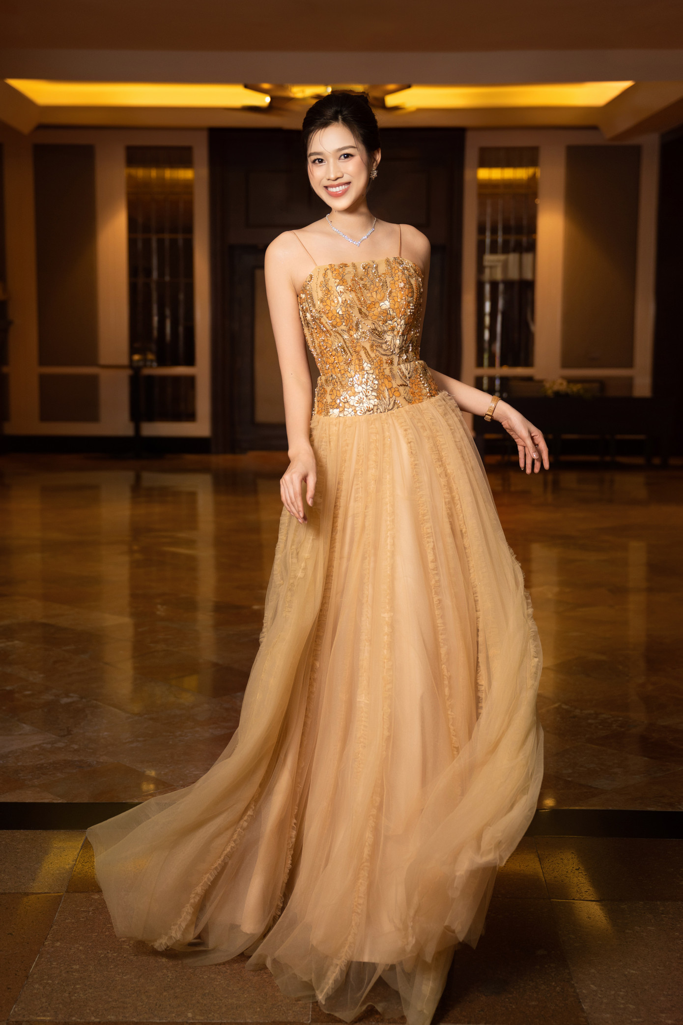 Người đẹp búi tóc, trang điểm nhẹ nhàng, kết hợp trang sức sang trọng. Sau 4 năm đăng quang, Đỗ Thị Hà được khen ngợi về sắc vóc.