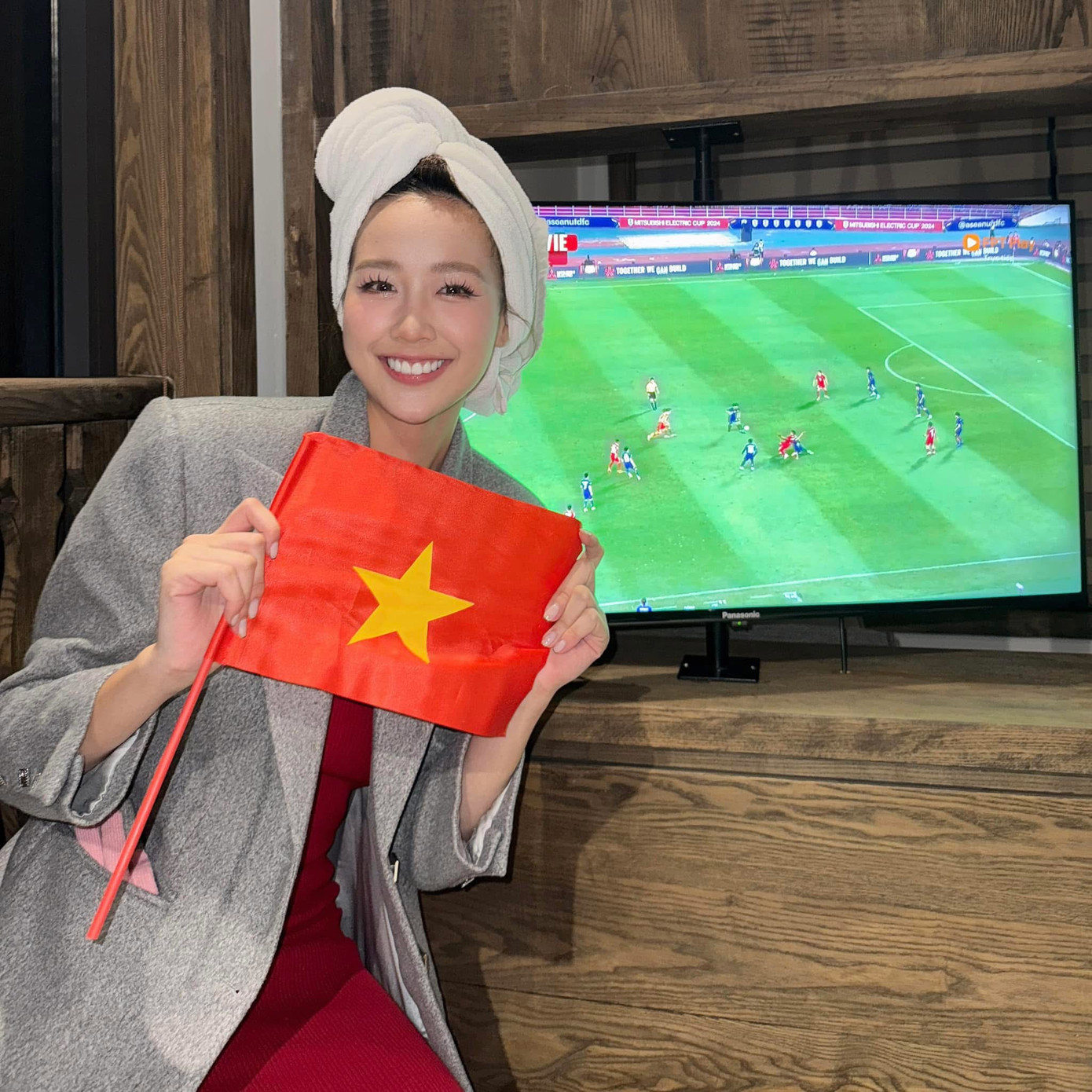 Không xuống đường &quot;đi bão&quot; nhưng Hoa hậu Lê Nguyễn Bảo Ngọc vẫn có cách riêng để ăn mừng chiến thắng của đội tuyển Việt Nam.