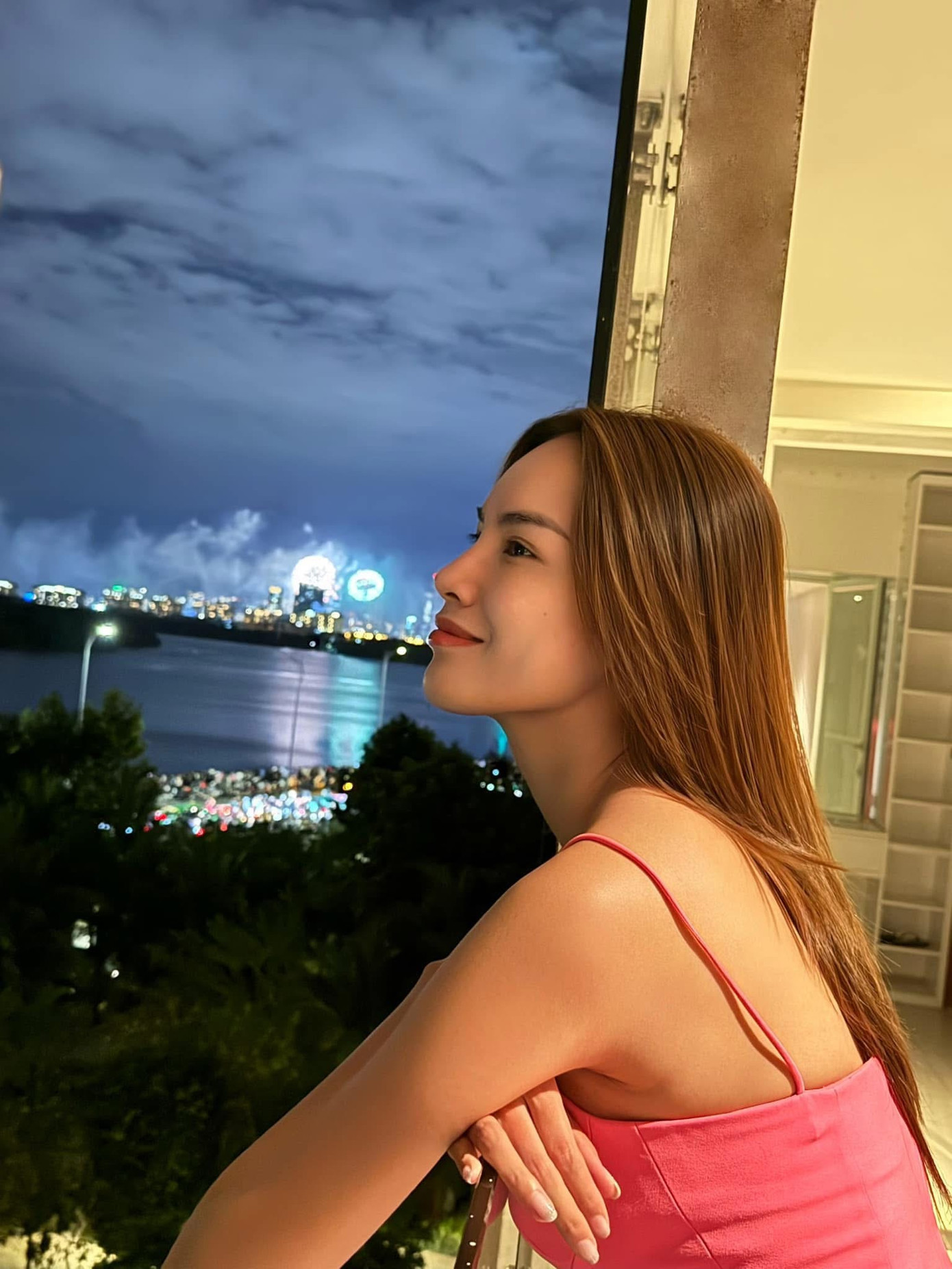 Hoa hậu Lê Hoàng Phương ngắm pháo hoa trong khoảnh khắc chào đón năm mới.