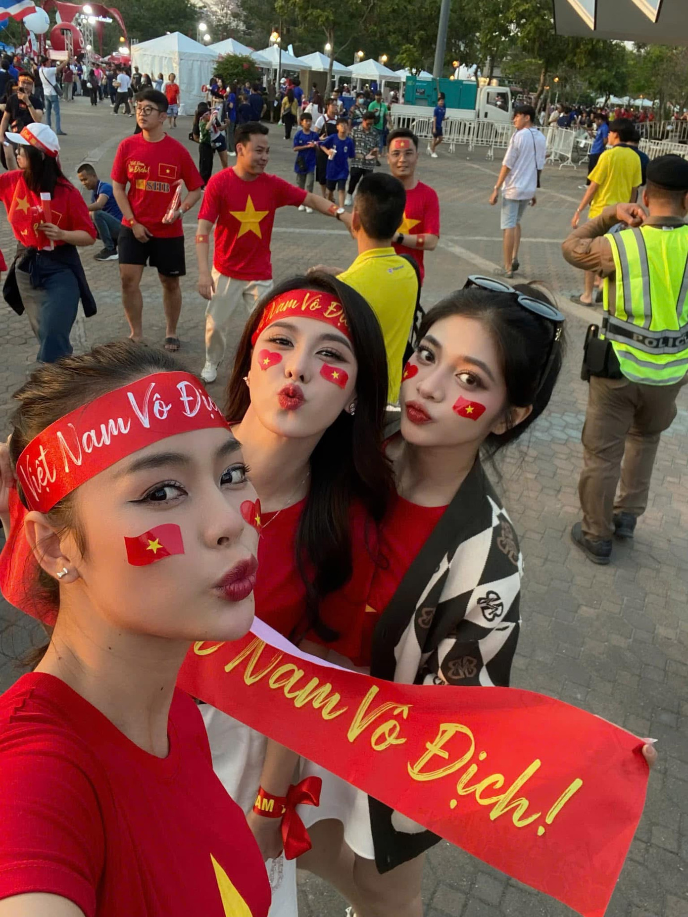 Các người đẹp mặc áo cờ đỏ sao vàng, hòa vào đám đông cổ động viên nước nhà để cổ vũ cho đội tuyển Việt Nam.