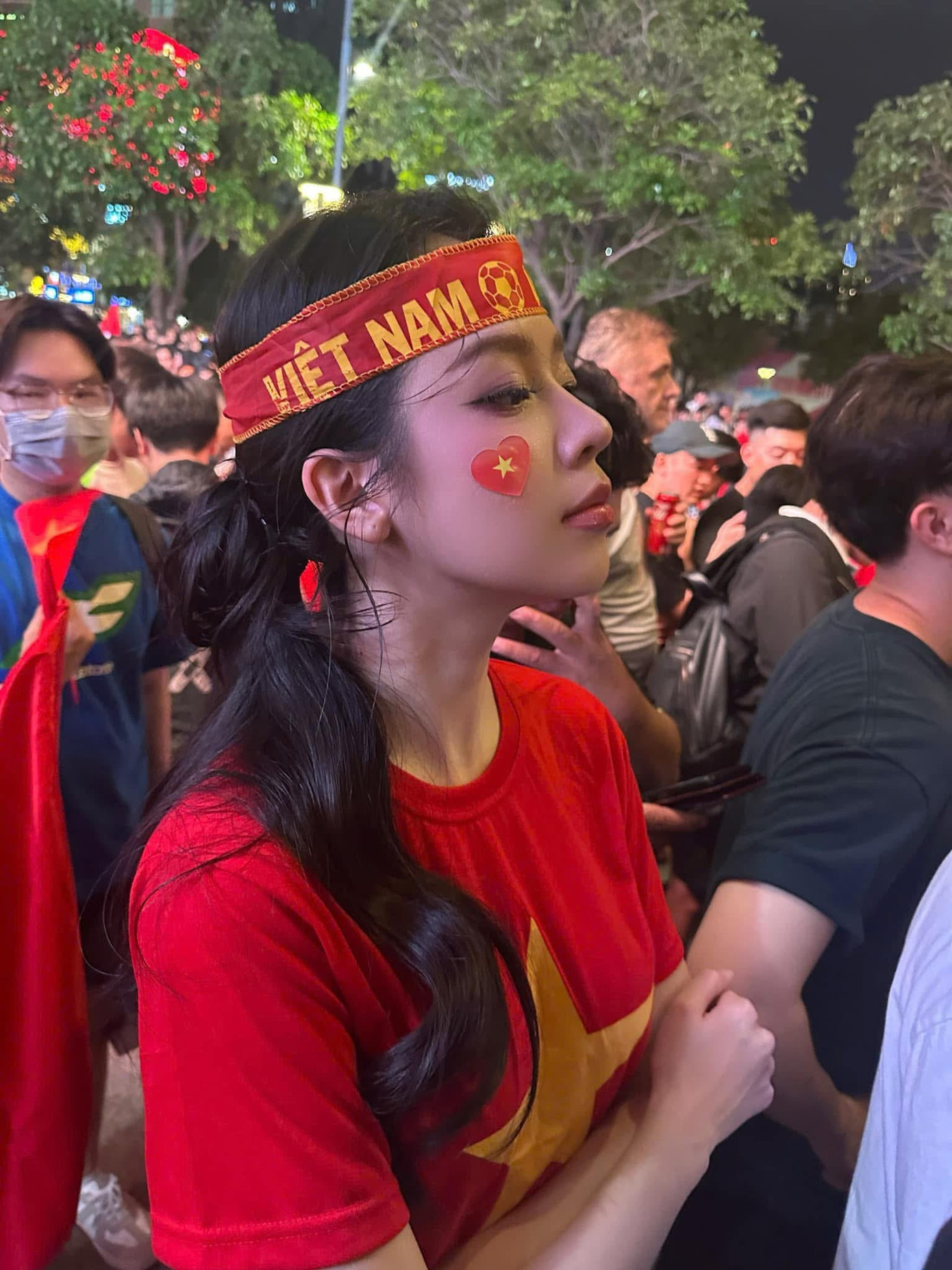 Thanh Thủy mặc áo cờ đỏ sao vàng giống như nhiều người khác. &quot;Tim tôi đập thình thịch khi theo dõi diễn biến của trận đấu và cuối cùng vỡ òa sung sướng khi đội tuyển của chúng ta giành chiến thắng&quot;, cô nói.