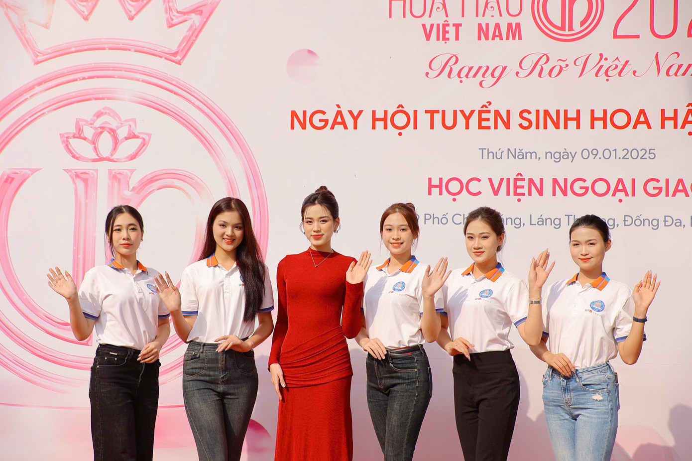 Đỗ Thị Hà cho biết cô nhớ lại ngày đầu đăng ký tham dự Hoa hậu Việt Nam khi đang là sinh viên. Sau hơn 4 năm đăng quang, Đỗ Thị Hà chia sẻ cô đã có nhiều trưởng thành, kinh nghiệm trong cuộc sống.