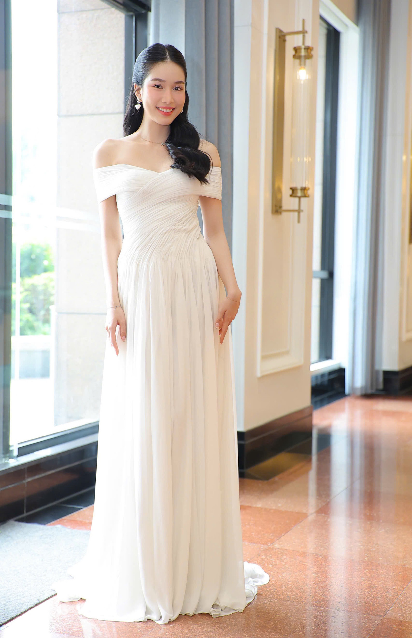 Á hậu Phương Anh khoe vai trần trong bộ váy trắng yêu kiều. Cô ghi điểm với nét đẹp trong trẻo, duyên dáng.