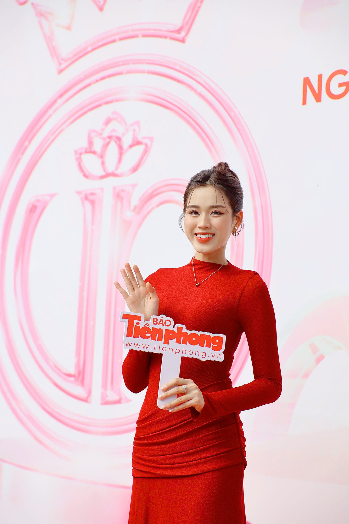 Người đẹp nhận được sự chào đón nồng nhiệt từ các bạn sinh viên Học viện Ngoại giao.