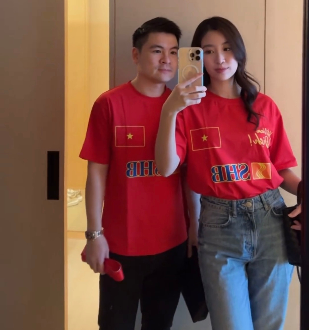 Trên trang cá nhân, Đỗ Mỹ Linh đăng ảnh cùng chồng Đỗ Vinh Quang trong khách sạn ở Thái Lan. Cặp đôi diện áo cờ đỏ sao vàng chuẩn bị ra sân cổ vũ đội tuyển Việt Nam trong trận chung kết ASEAN Cup 2024 với đội tuyển Thái Lan.