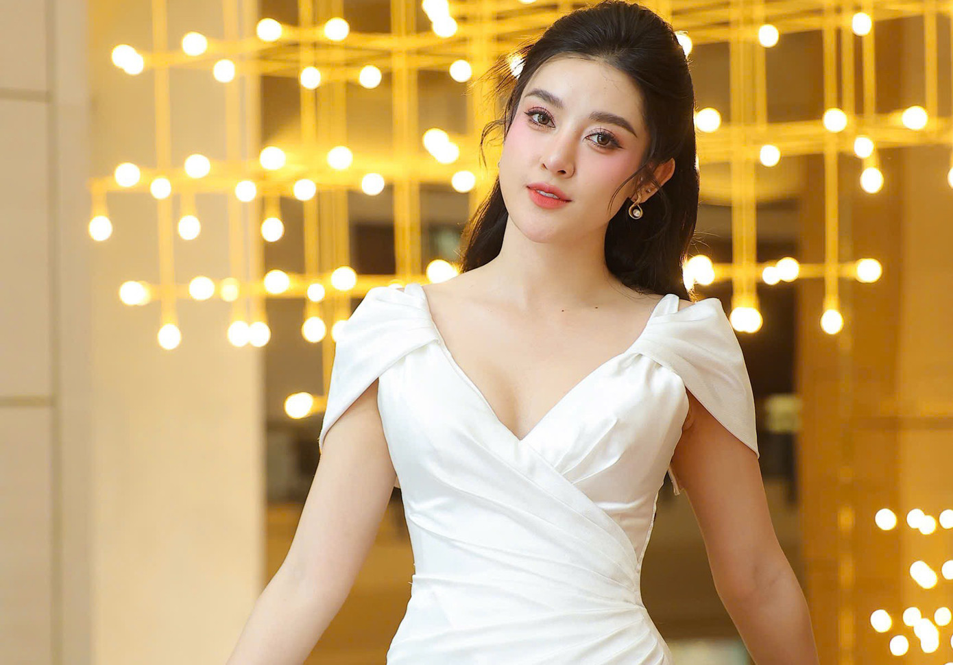 Á hậu Huyền My là một trong hai nữ MC của lễ kỷ niệm. Cô đang đảm nhận vai trò MC thể thao của một kênh truyền hình.