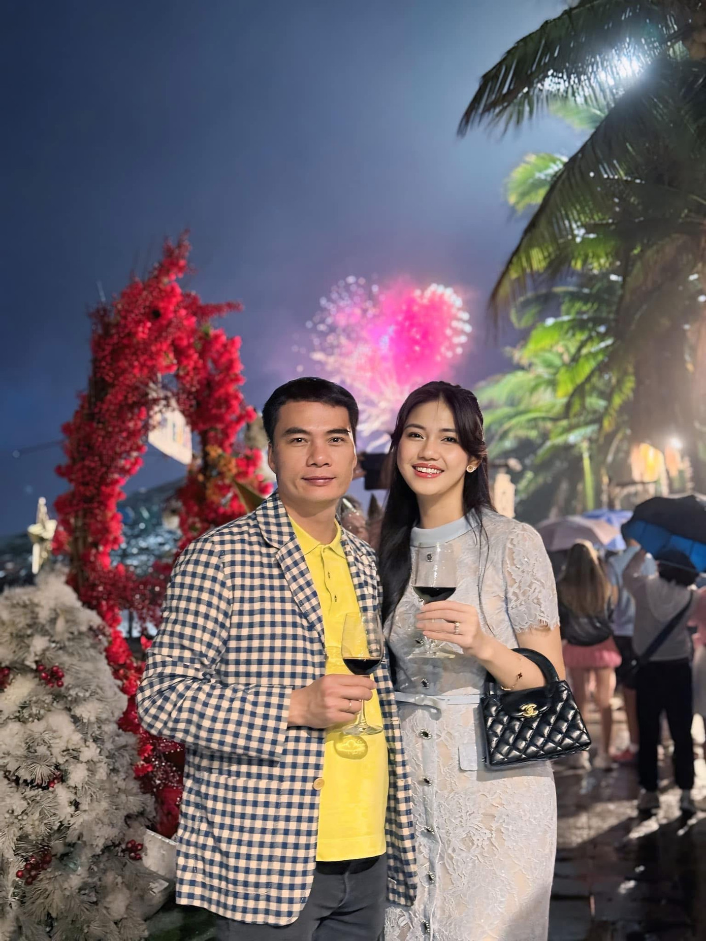 Á hậu Thanh Tú và chồng cùng đón năm mới 2025.