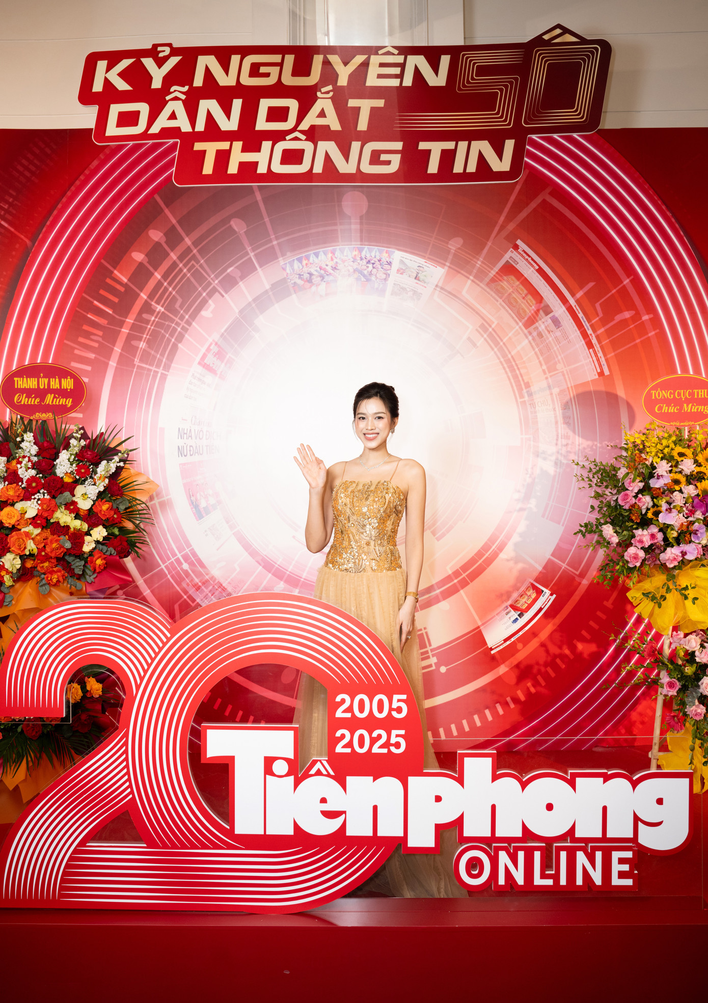 &quot;Nhân dịp kỷ niệm 20 năm ngày báo điện tử Tiền Phong ra mắt bạn đọc, tôi xin gửi lời chúc tới tập thể báo, chúc cho báo ngày càng phát triển, vững mạnh và trở thành tờ báo được nhiều độc giả tin tưởng, yêu mến&quot;, người đẹp chia sẻ.