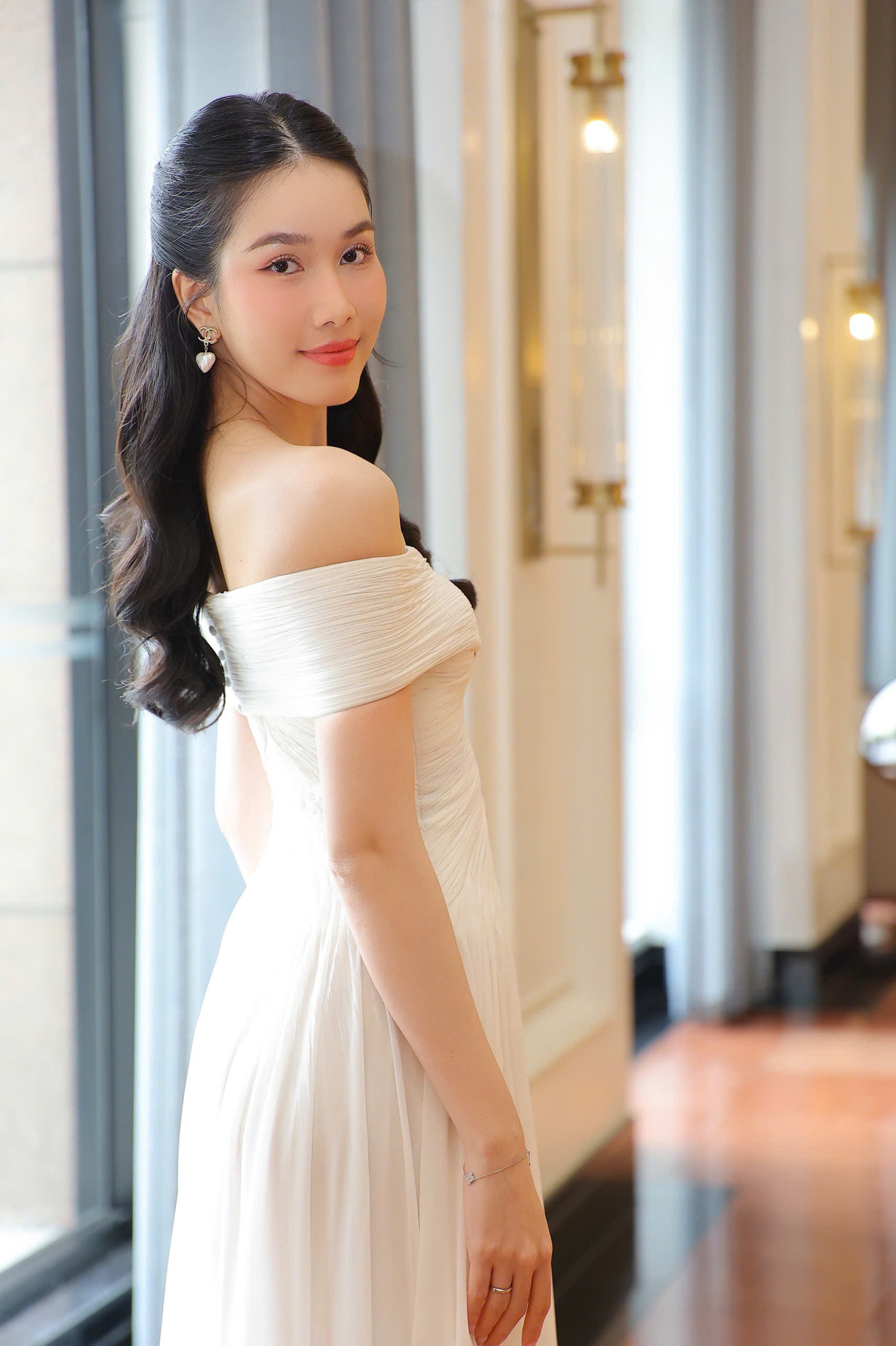 Á hậu Phương Anh đảm nhận vai trò MC trong lễ kỷ niệm 20 năm ngày báo điện tử Tiền Phong ra mắt bạn đọc. Phương Anh được yêu mến bởi lối dẫn dắt duyên dáng. Hiện, người đẹp đang theo đuổi công việc MC song ngữ, giảng viên đại học RMIT.