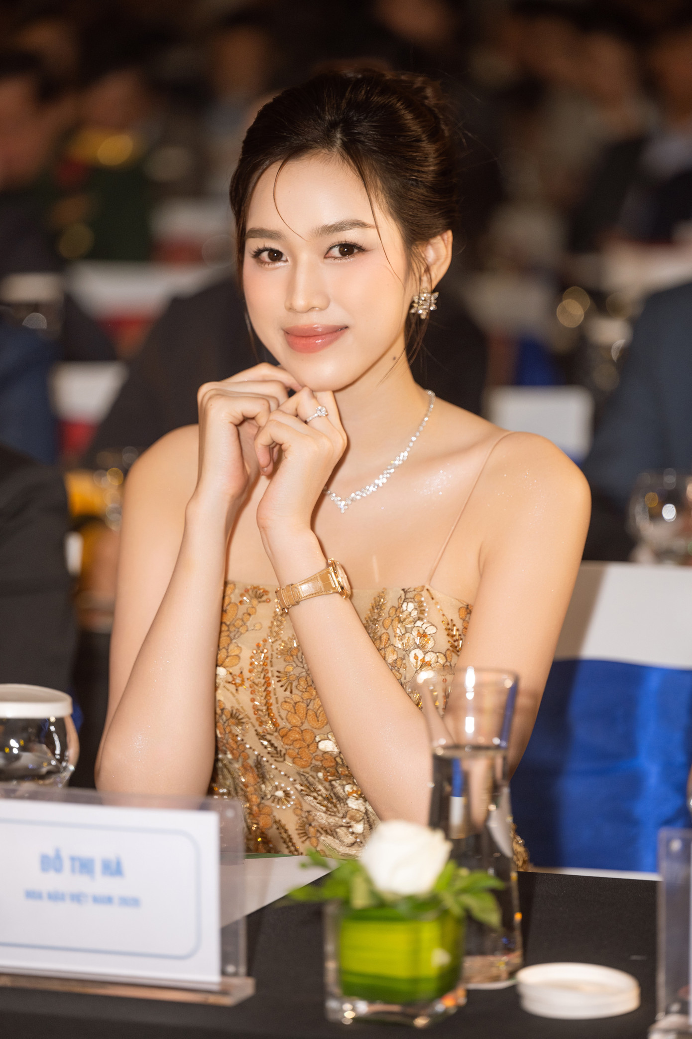 Đầu năm 2024, Hoa hậu Đỗ Thị Hà vướng tin hẹn hò thiếu gia sinh năm 1994 ở Quảng Bình. Thậm chí, nhiều khán giả cho rằng Hoa hậu Việt Nam chuẩn bị kết hôn vào 2025. Chia sẻ với Tiền Phong, Hoa hậu Đỗ Thị Hà cho biết đây chưa phải thời điểm thích hợp để công bố chuyện kết hôn. Hiện tại, Đỗ Thị Hà tập trung vào việc kinh doanh riêng và đặt mục tiêu mua nhà, mua xe.