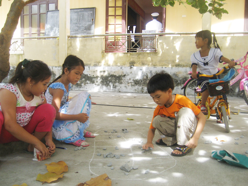 Lũ trẻ chơi ô ăn quan trên đảo. Lũ trẻ chơi ô ăn quan trên đảo