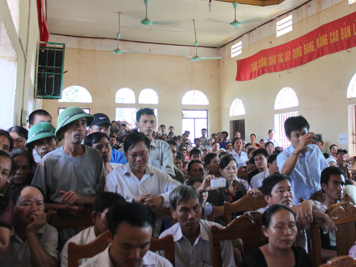 Đại biểu Quốc hội tiếp xúc cử tri tại xã Yên Lâm, huyện Yên Định. Ảnh: Hoàng Lam