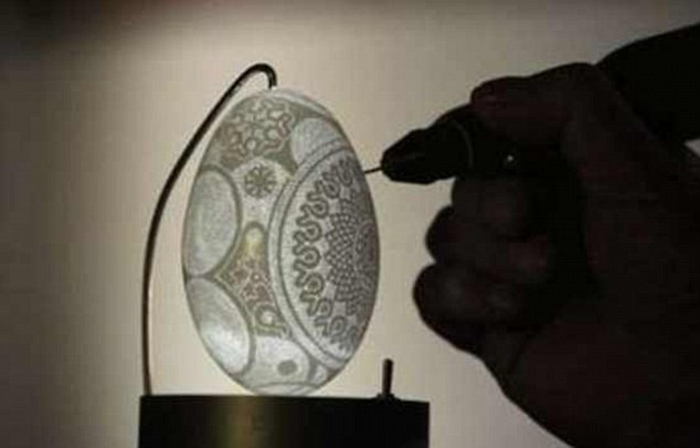 Chiếc khoan tý hon là công cụ để tạo nên tác phẩm này