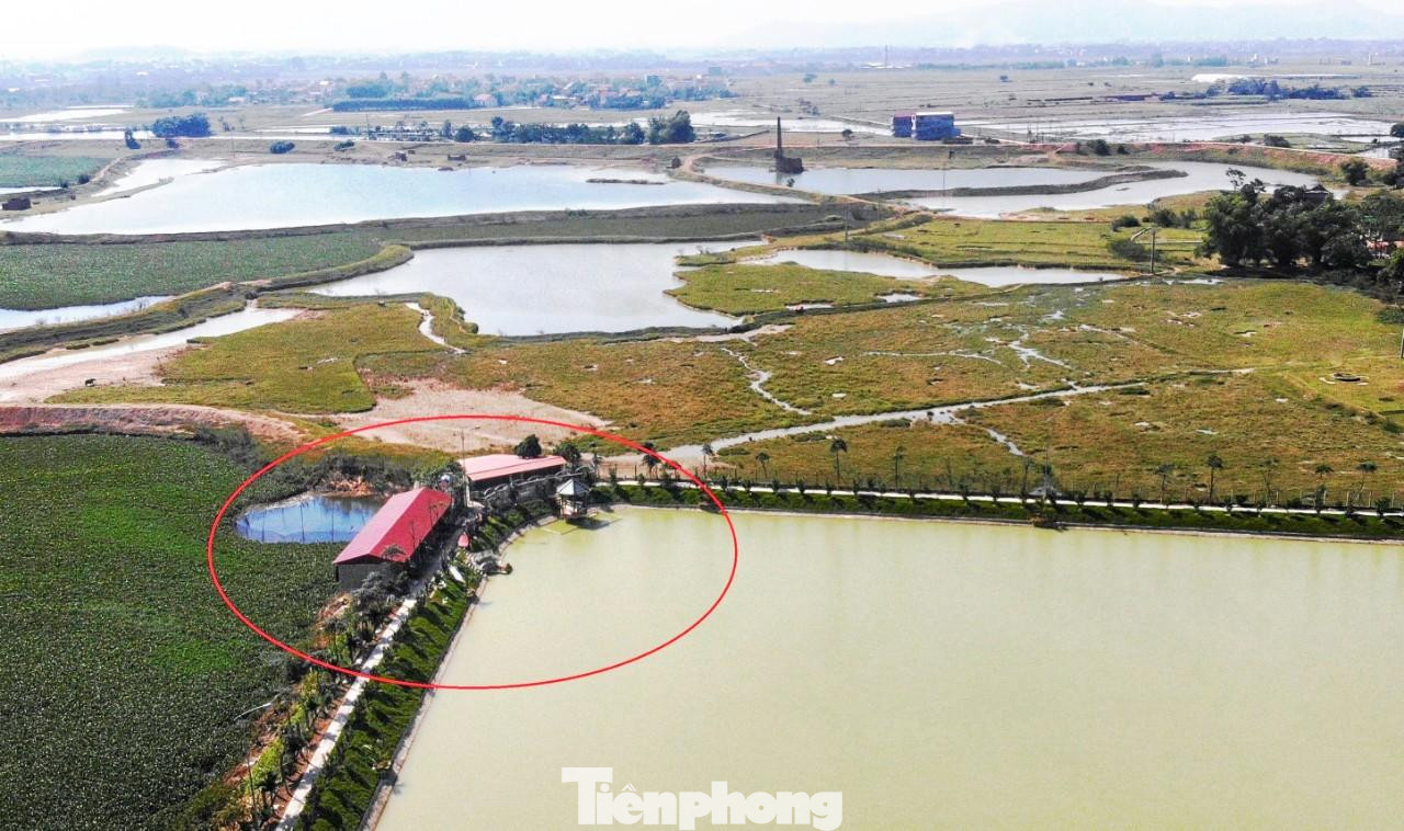 Ngoài công trình chăn nuôi, hồ này còn có 2 nhà nổi. Trong ảnh là một trong hai nhà nổi được xây dựng trên hồ.