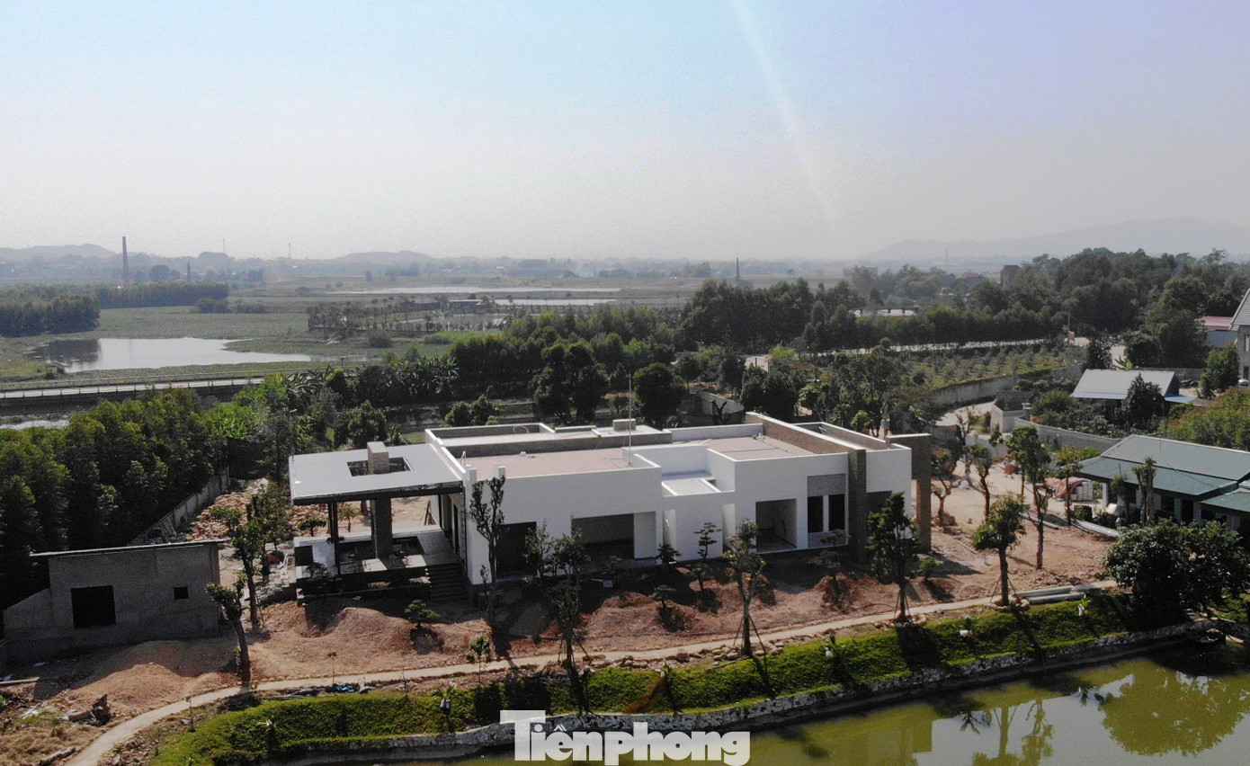 Trang trại nông nghiệp được phép xây dựng công trình nhà quản lý và chế biến, khu nhà chế biến và quản lý trên lô đất được xây dựng quy mô khá lớn. Về khu trang trại của gia đình ông Thủy,đại diện Phòng Kinh tế và Hạ tầng huyện Yên Dũng cho biết, về thủ tục đầu tư và xây dựng nhà trong trang trại của ông Thuỷ đã hoàn tất. Qua kiểm tra của cơ quan chức năng phát hiện: Công trình xây dựng trong trang trại của gia đình ông Thủy có bắn mái tôn che mưa nắng vượt ra ngoài khoảng 2 m. Cơ quan chức năng có lập biên bản nhắc nhở.