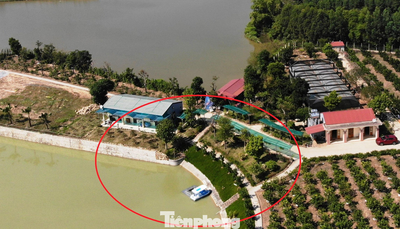 Trên hồ được trang bị cả ca nô như các khu du lịch